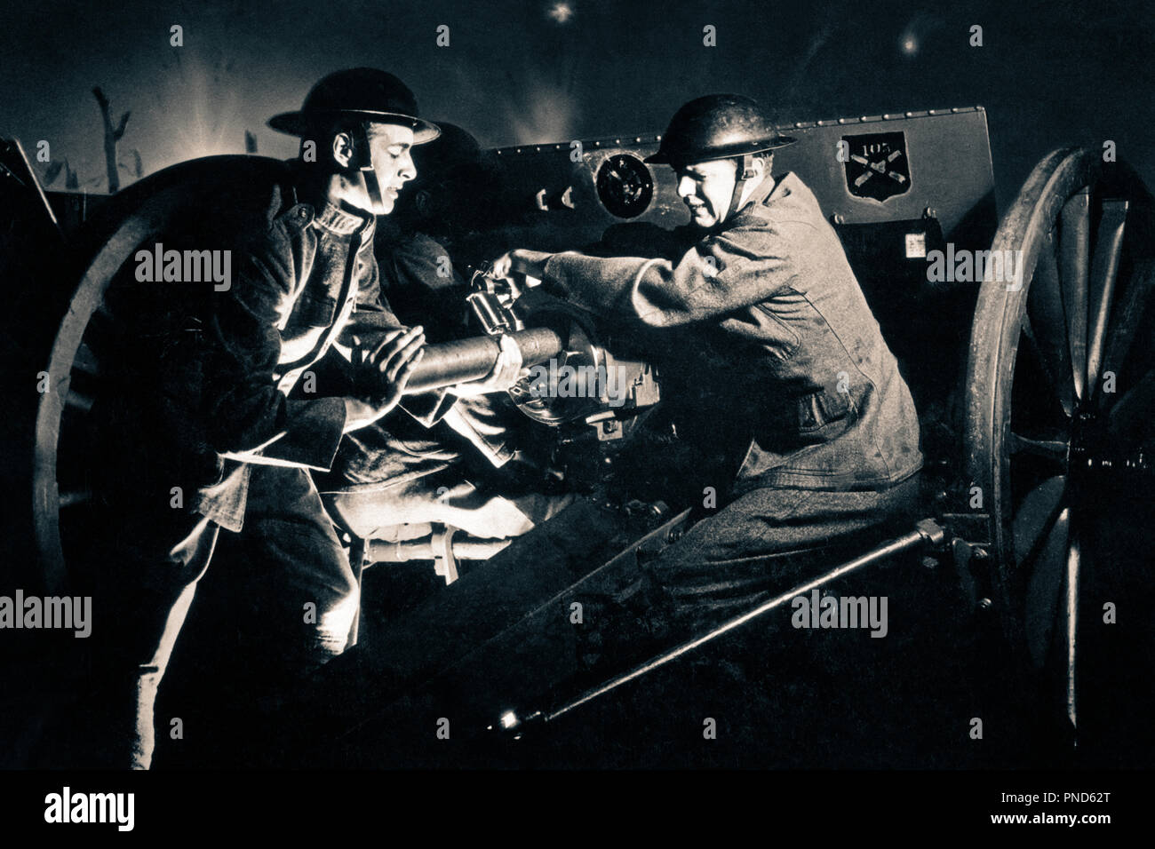 1918 LA PREMIÈRE GUERRE MONDIALE, L'ARTILLERIE DE CAMPAGNE AMÉRICAIN EN ACTION DEUX SOLDATS LOADING DANS CANNON - q73984 CPC001 Histoire de HARS CANNON COPIE ESPACE SHELL DEMI-LONGUEUR AMERICANA J B&W ACTIVITÉ DE CHARGEMENT ARCHIVES FORCE 20E SIÈCLE de l'affrontement l'excitation de puissants ennemis GUERRE MONDIALE SECONDE GUERRE MONDIALE GUERRE UNIFORME PROFESSIONS enrôler le motion blur MANLY MUNITIONS MUNITIONS FEU 20E Coopération KAKI MID-ADULT MAN MI-nuit, LA PREMIÈRE GUERRE MONDIALE WW1 WWI ARTILLERY 1918 NOIR ET BLANC PORTRAIT DE L'ORIGINE ETHNIQUE A FAIT APPEL DE LA PREMIÈRE GUERRE MONDIALE, À L'ANCIENNE Banque D'Images