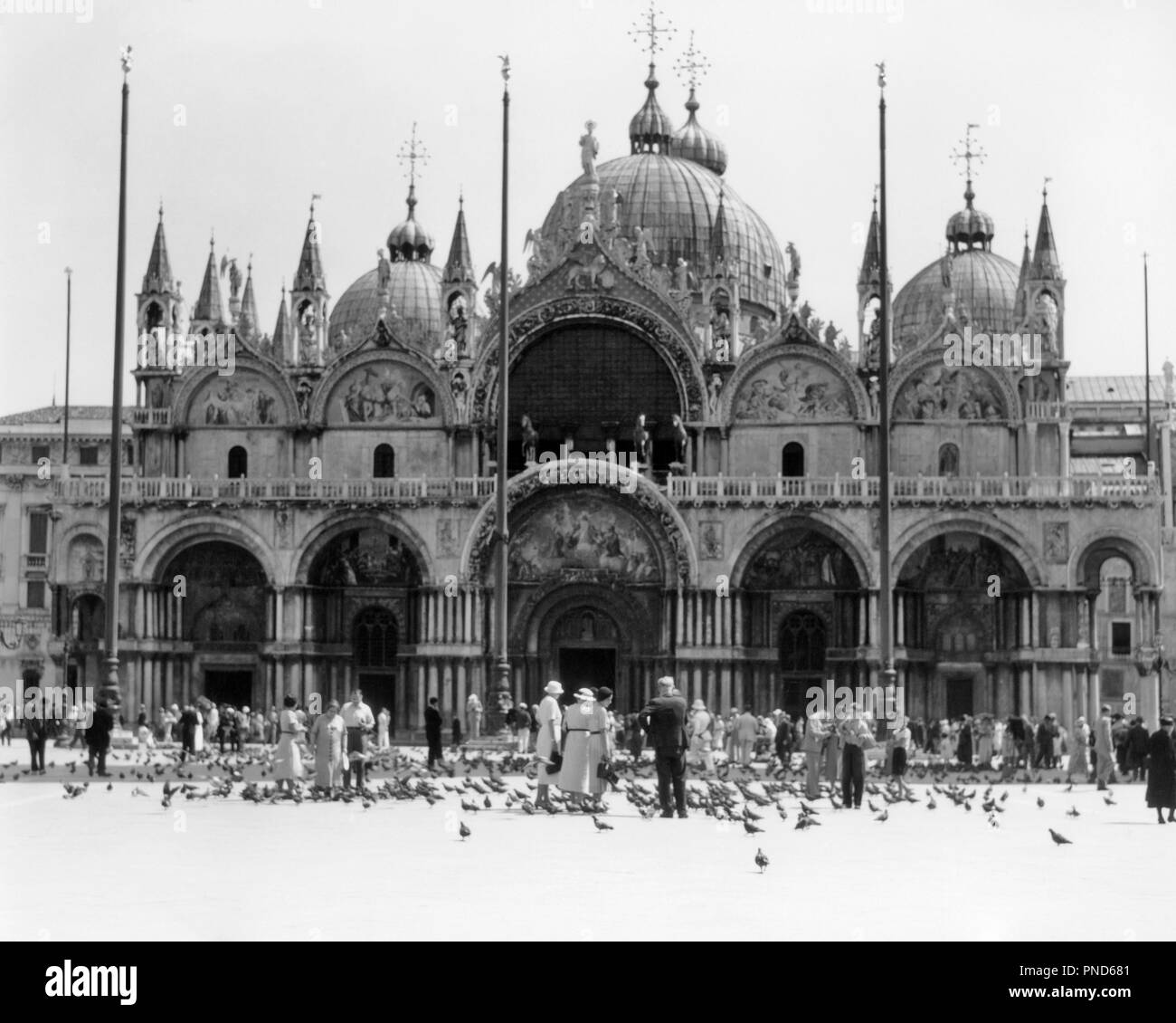 Années 1920 Années 1930 ST. La basilique Saint-marc PIAZZA SAN MARCO Venise Italie - r7306 HAR001 HARS TOURISTES VACANCES CRÉATIVITÉ BYZANTIN COUPOLES PIGEONS VACATIONS BASILIQUE ARCHES DÔMES NOIR ET BLANC HAR001 MONUMENT MARCO OLD FASHIONED PIAZZA PORTAL Banque D'Images