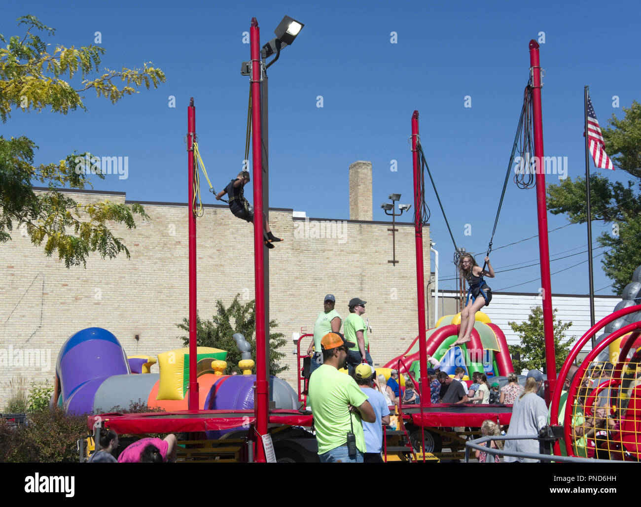 Trampoline bungee pour enfants Banque de photographies et d'images à haute  résolution - Alamy