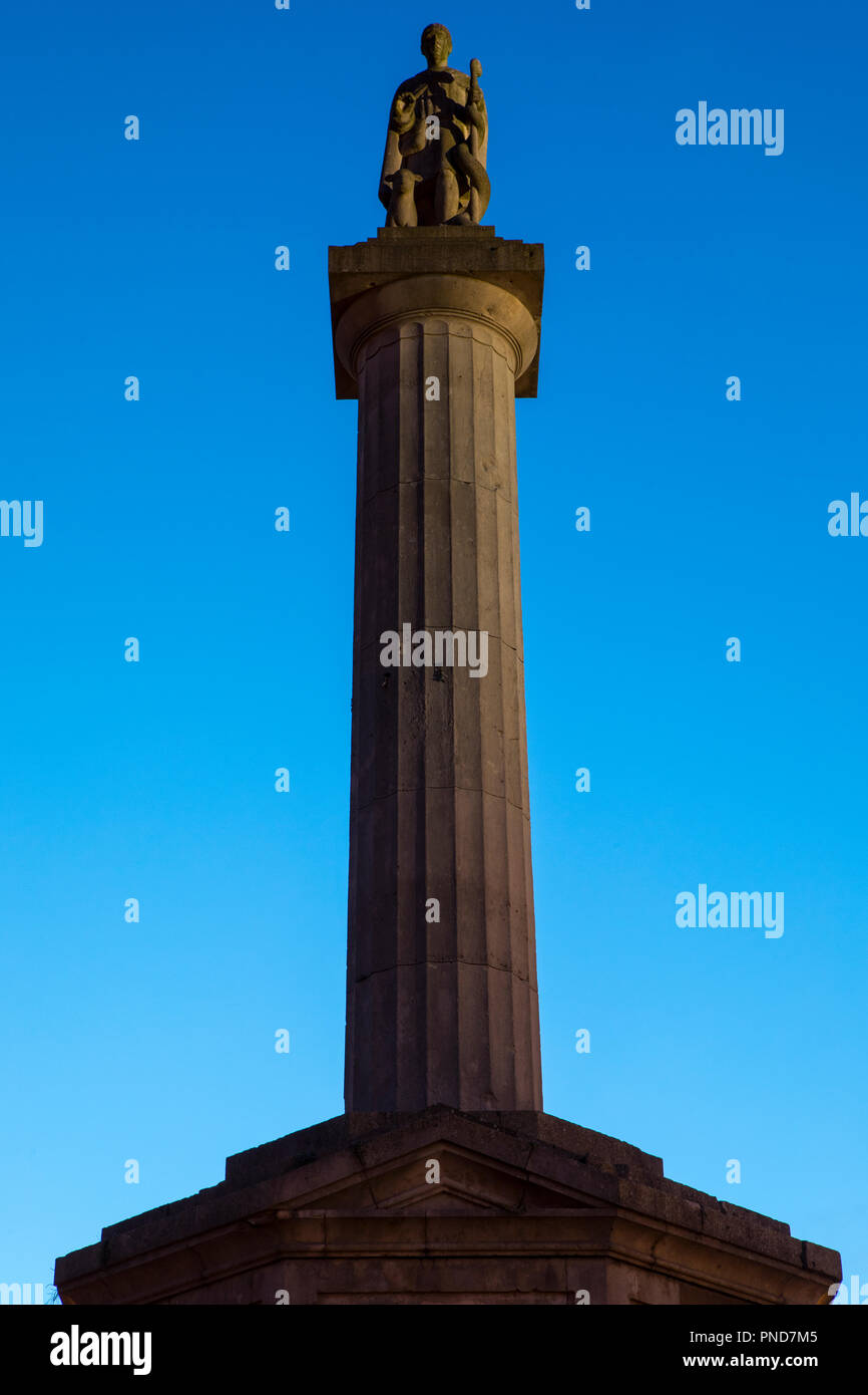 Une vue de la colonne et statue de saint Patrick dans la ville de Westport, dans le comté de Mayo en Irlande. Banque D'Images