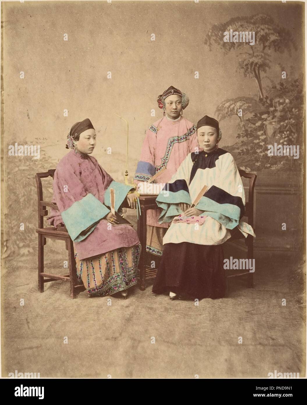 Filles de Lanxchow. Artiste : Inconnu. Dimensions : 23,7 x 19,2 cm (9 5/16 x 7 9/16 in.). Date : 1870. Musée : Metropolitan Museum of Art, New York, USA. Banque D'Images