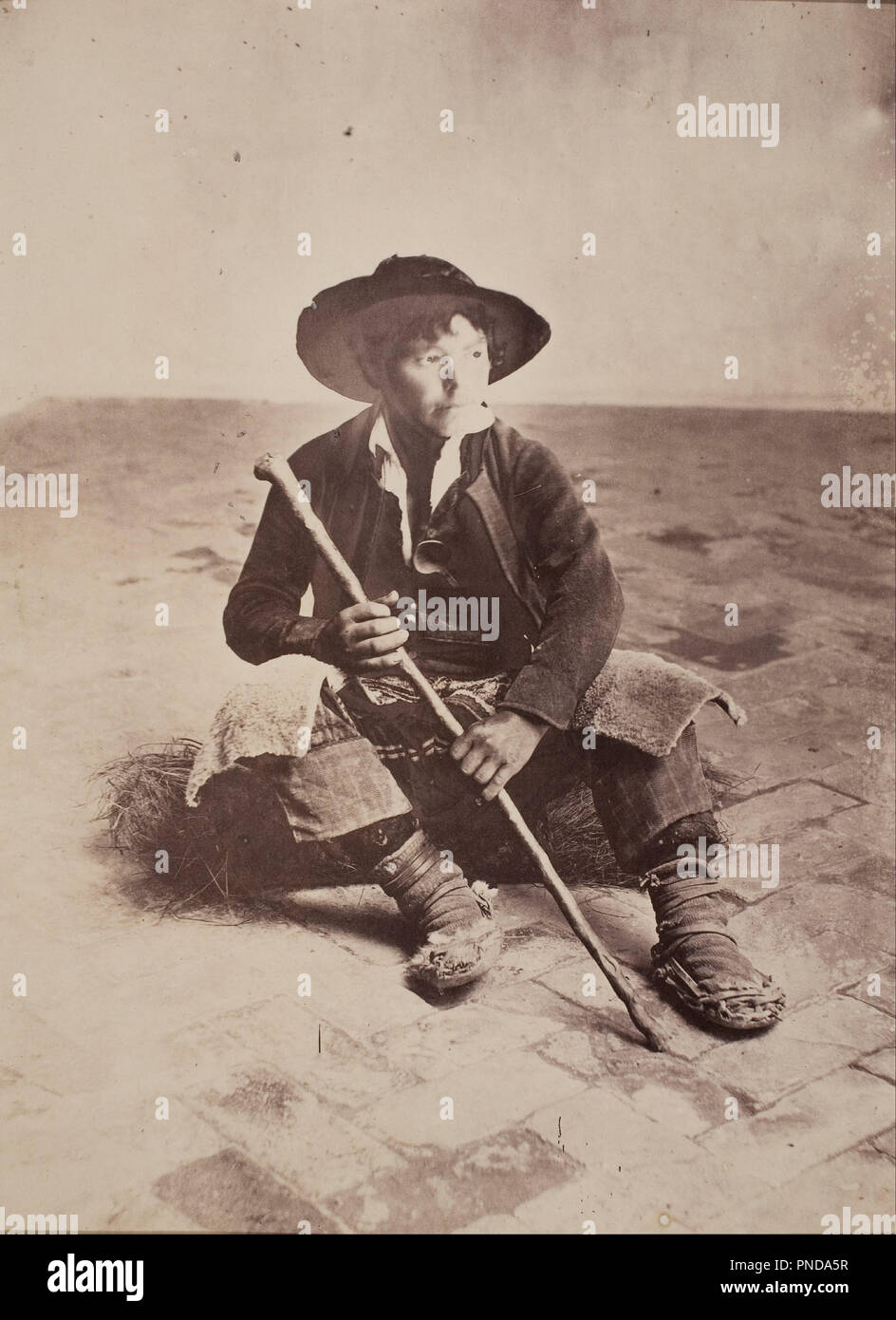 Séville, jeune berger andalou. Date/Période : De 1860 à 1863. Photographie. De l'albumine sur papier. Hauteur : 236 mm (9,29 in) ; Largeur : 174 mm (6,85 in). Auteur : Robert Peters Napper. Banque D'Images