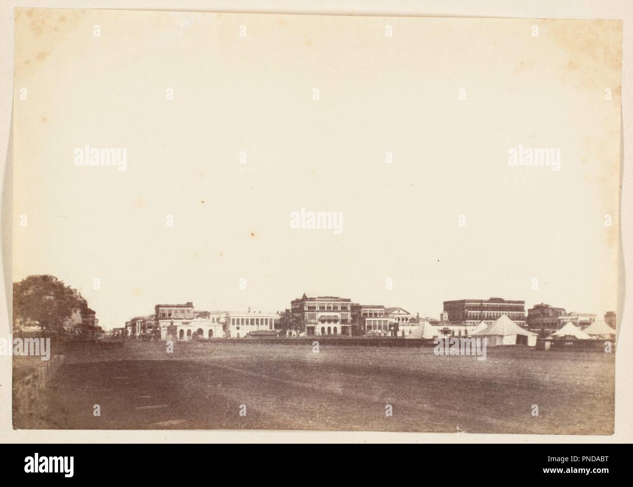 [Vue de Calcutta, y compris les bâtiments de Payne et Co., l'hôtel de montagne, et Scott et Co.]. Artiste : Inconnu. Dimensions : Image : 16,9 x 24,1 cm (6 5/8 x 9 1/2 in.) Mont : 27,5 x 23,2 cm (10 13/16 x 9 1/8 in.) Imprimer monté verticalement.. Date : 1850. Musée : Metropolitan Museum of Art, New York, USA. Banque D'Images
