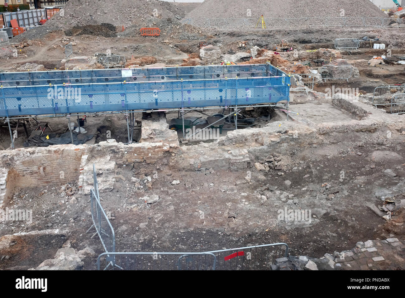 Septembre 2018 - Les archéologues au travail sur un nouveau site de construction complète avec une plate-forme de passage d'affichage Banque D'Images