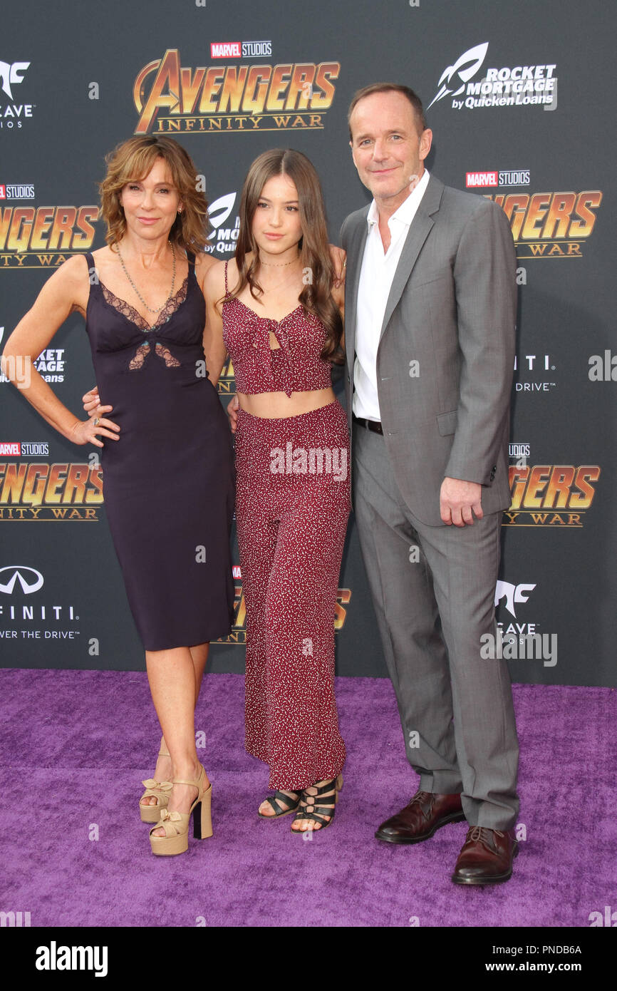 Jennifer Grey, Clark Gregg Stella Gregg, lors de la première mondiale de Marvel Studios' 'Avengers : Infinity War' qui s'est tenue sur Hollywood Blvd. à Hollywood, CA, le 23 avril 2018. Photo par Joseph Martinez / PictureLux Banque D'Images