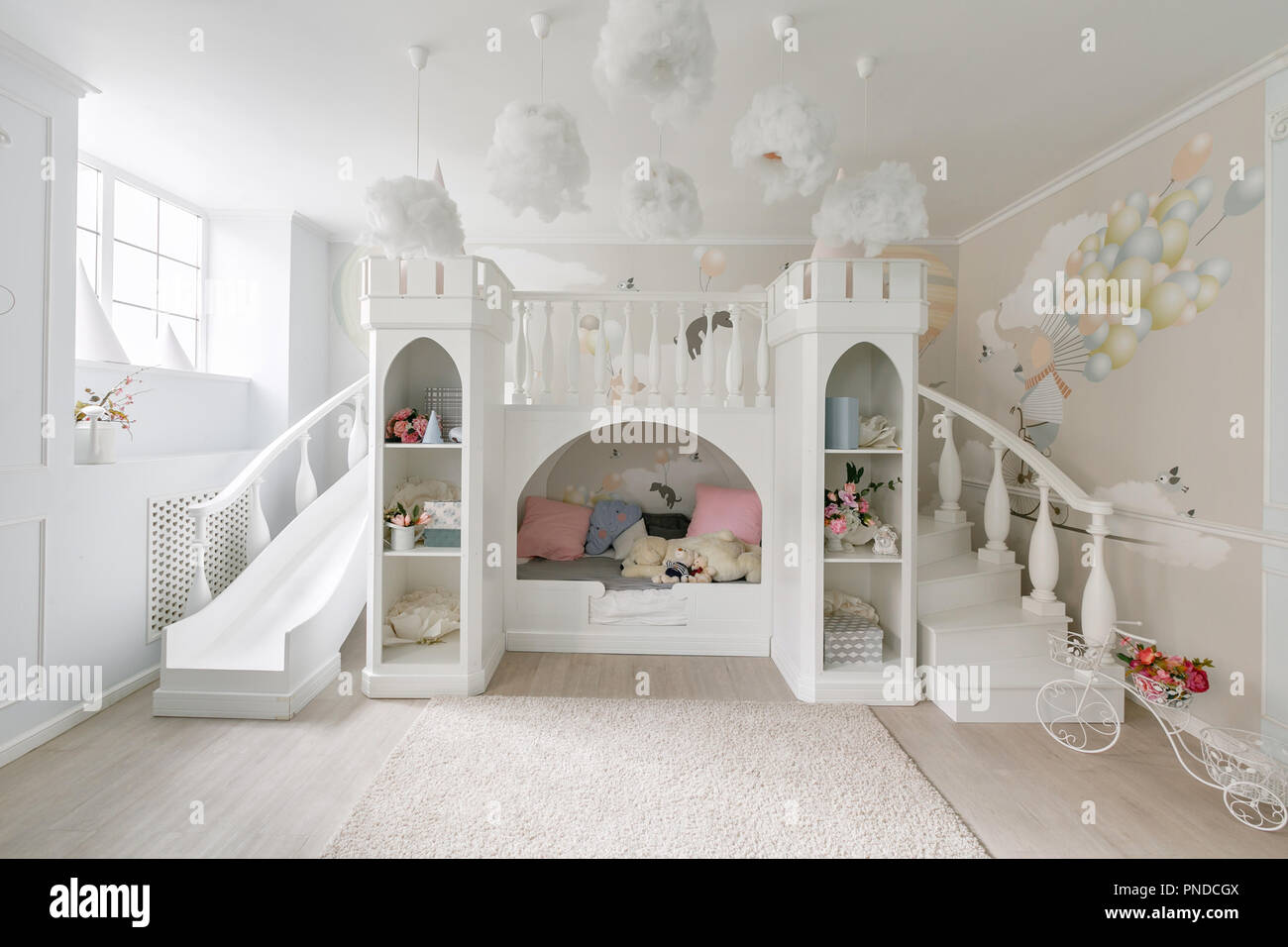 L'intérieur d'une spacieuse chambre pour enfants. Lit avec château de  décoration intérieur, escaliers et faites glisser le jeu Photo Stock - Alamy