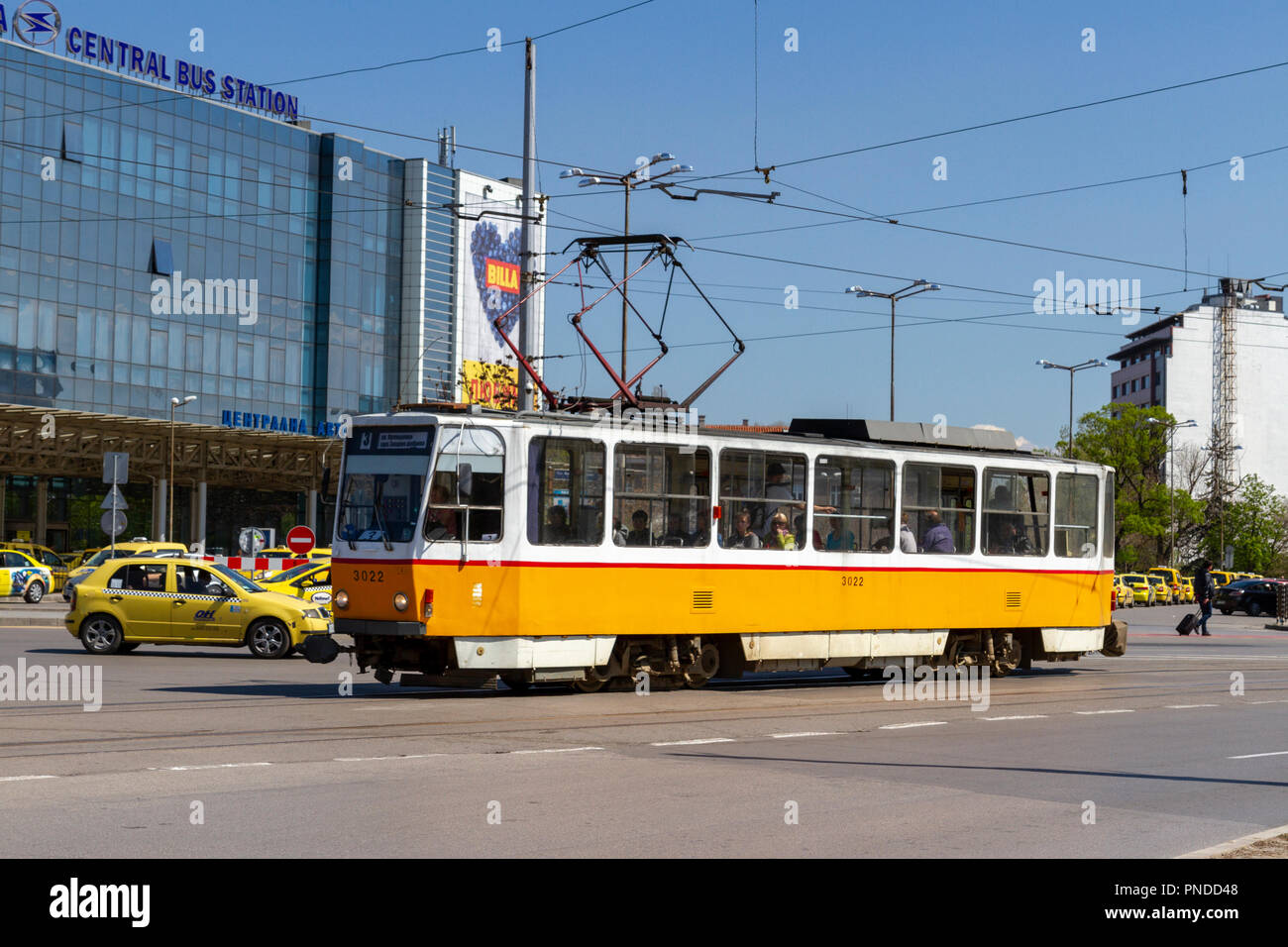 Pas de tram 3 passant la gare routière centrale de Sofia, Bulgarie. Banque D'Images