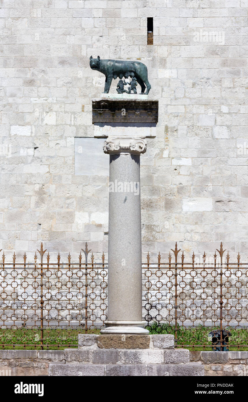 La louve romaine statue en bronze sur le haut d'une colonne à l ...