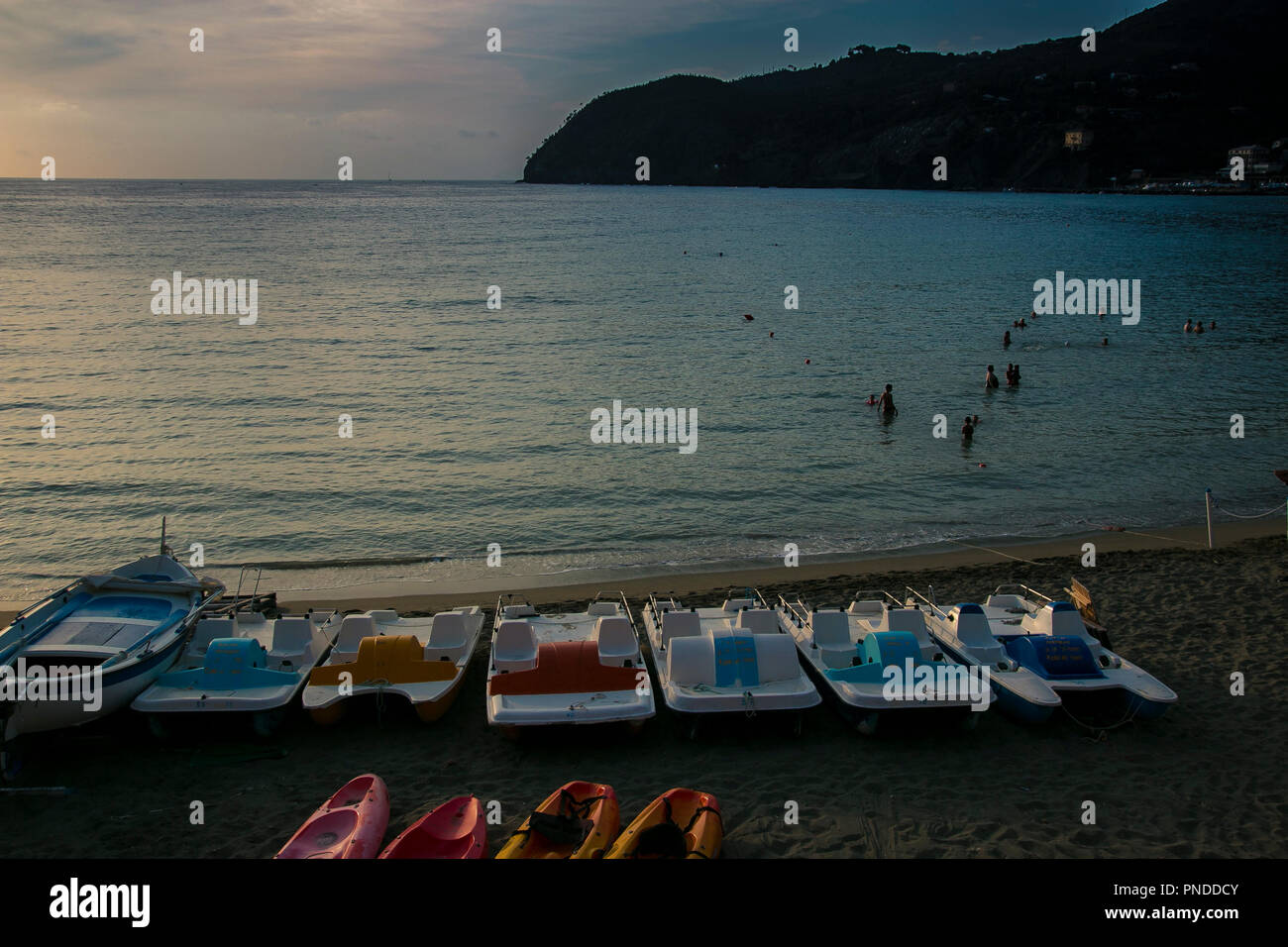 Plage de sunset view avec bateaux vides alignés en face de la mer. Levanto, Italie. Banque D'Images