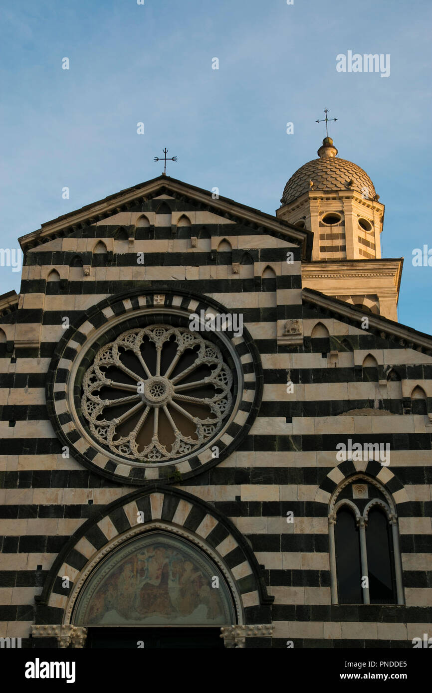 Eglise de Sant'Andrea in Levanto. Détail de la rosace et Bell Tower. Banque D'Images