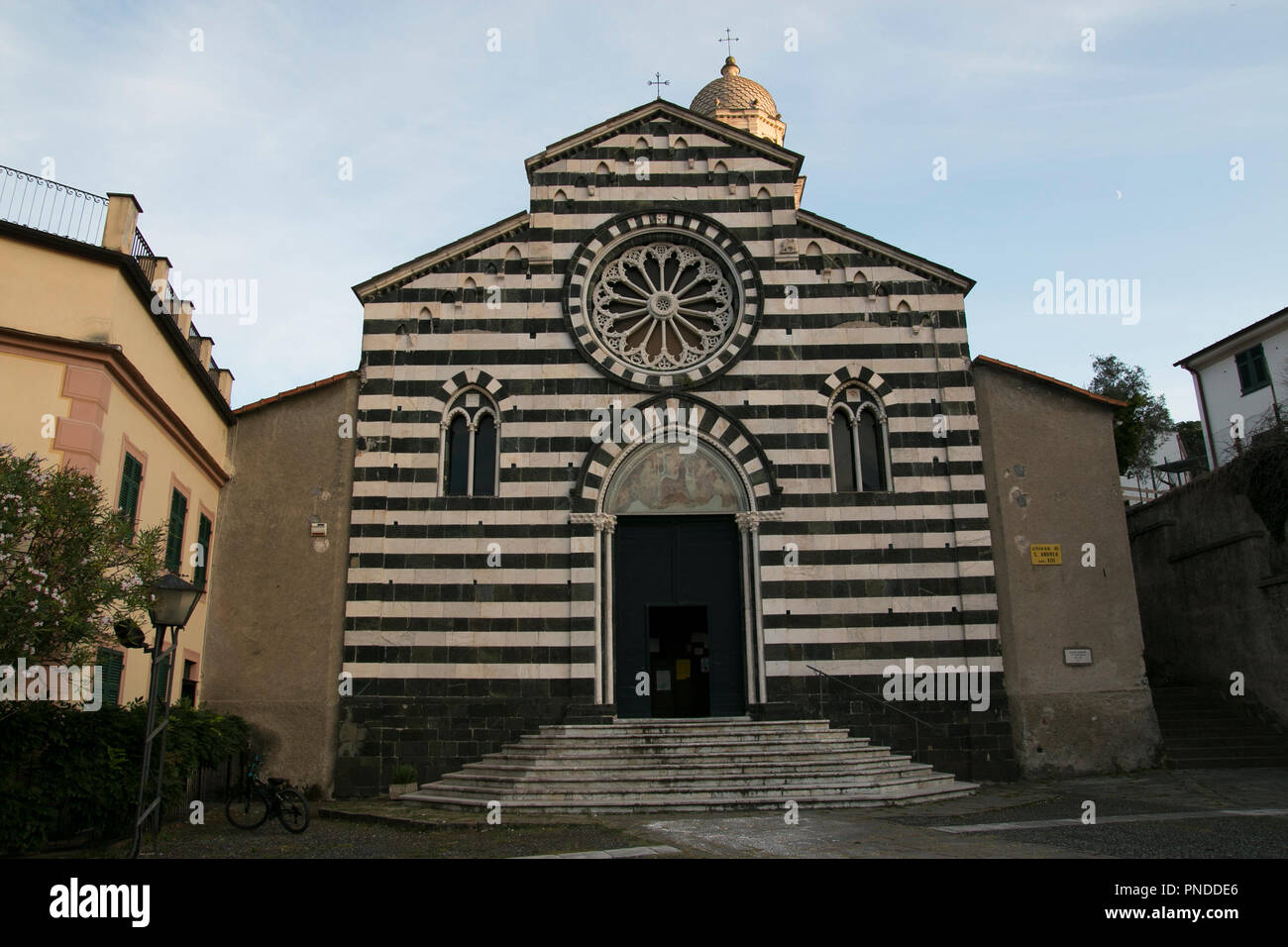 Eglise de Sant'Andrea in Levanto. Façade au coucher du soleil. Vue de face. Banque D'Images