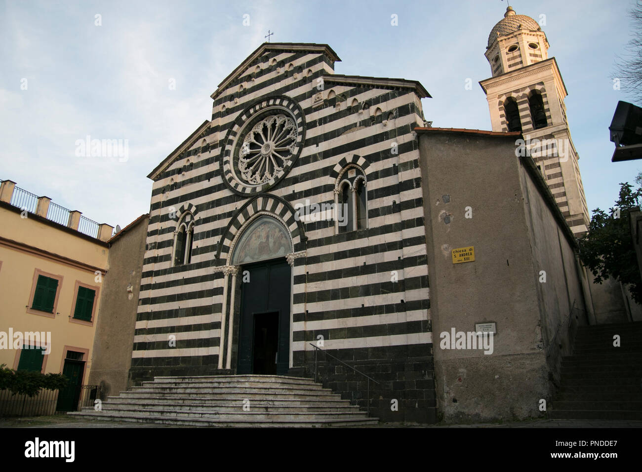 Eglise de Sant'Andrea in Levanto. Façade et clocher au coucher du soleil. Vue de côté. Banque D'Images