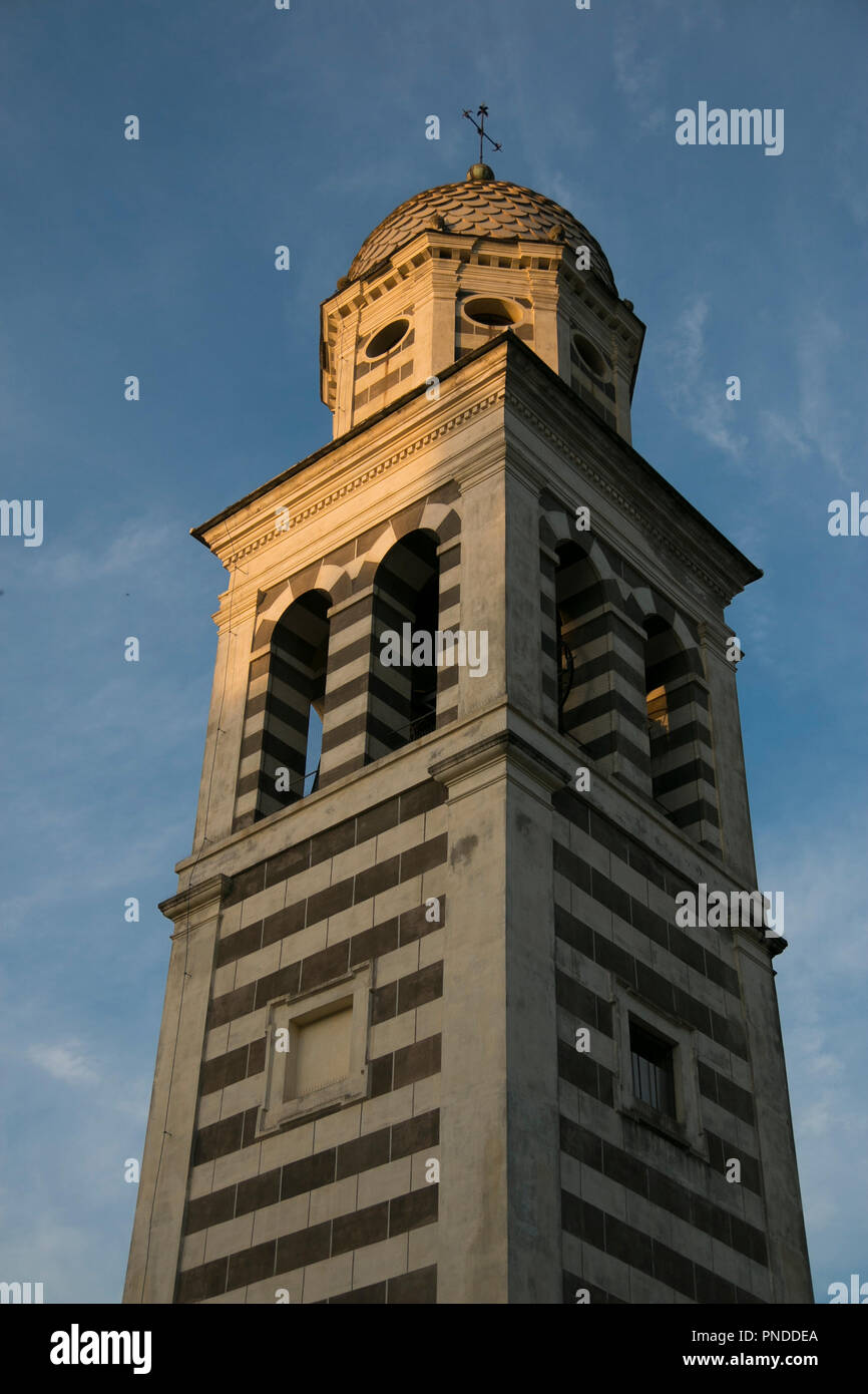 Eglise de Sant'Andrea in Levanto. Détail de la tour de la cloche avec le coucher du soleil une lumière dorée. Banque D'Images