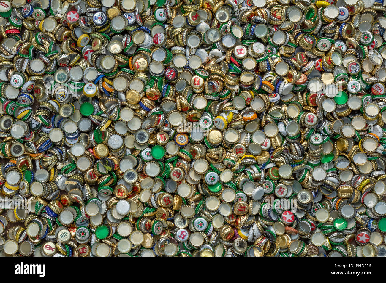 Berlin, Allemagne, 12.05.2018, l'énorme quantité de métal des bouchons de bière en doré, rouge, vert, bleu, blanc, argent, etc. Le recyclage, l'environnement, l'écologie Banque D'Images