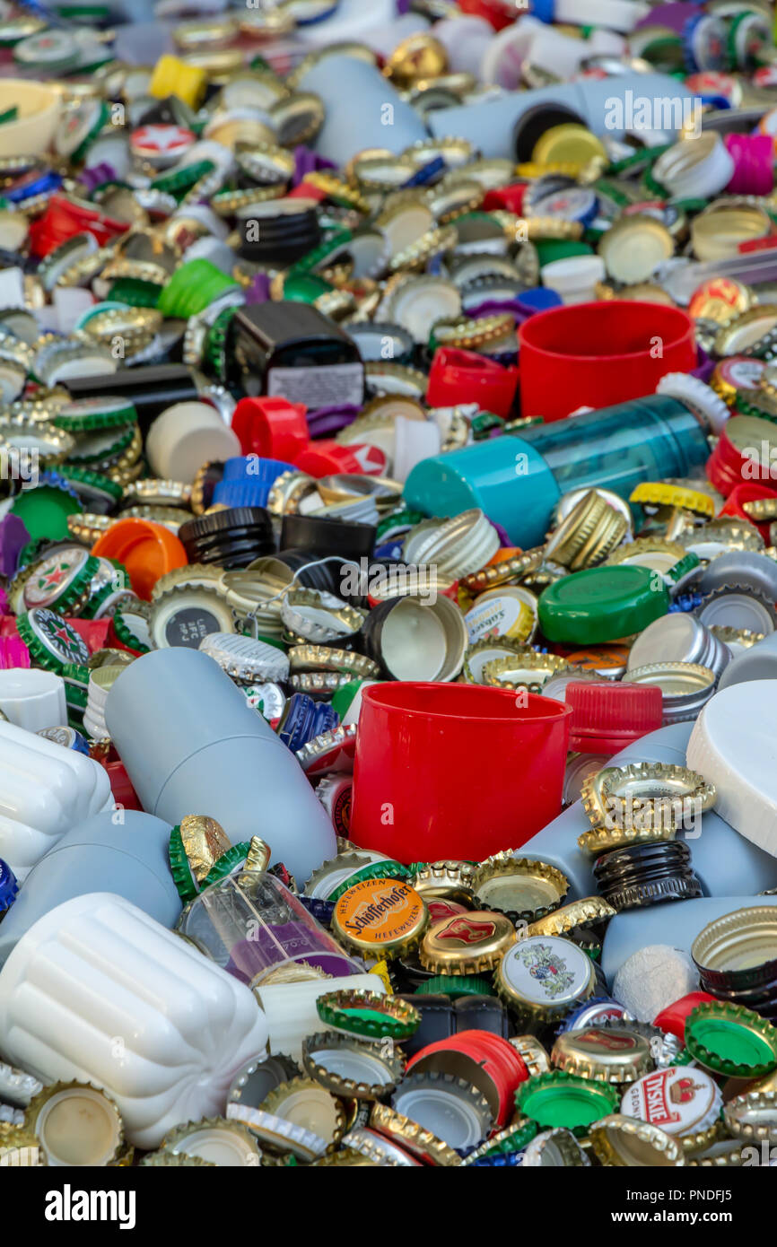 Berlin, Allemagne, 12.05.2018, des milliers de bouchons en plastique en métal doré, rouge, vert, bleu, blanc, argent, etc. éparpillés sur la chaussée. Le recyclage, l'envir Banque D'Images