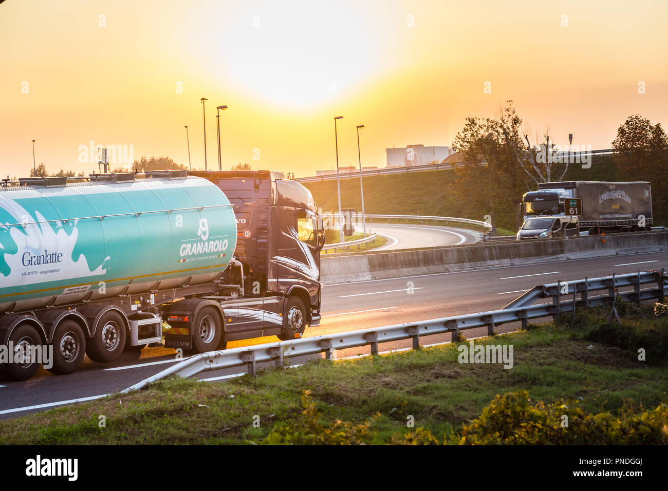 FAENZA (RA), l'Italie - 20 septembre 2018 : chariot avec logo d'exécution sur l'autoroute GRANAROLO Banque D'Images