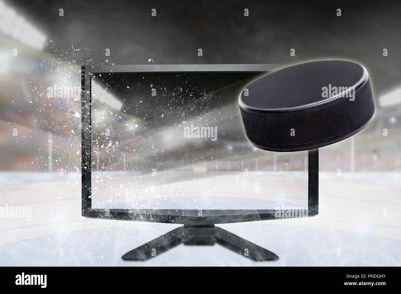 Rondelle de hockey flying out de briser l'écran de télévision dans le stade avec l'exemplaire de l'espace. Concept de 3D réaliste ou 4D Sports TV, la réalité virtuelle VR ou ordinateur gam Banque D'Images