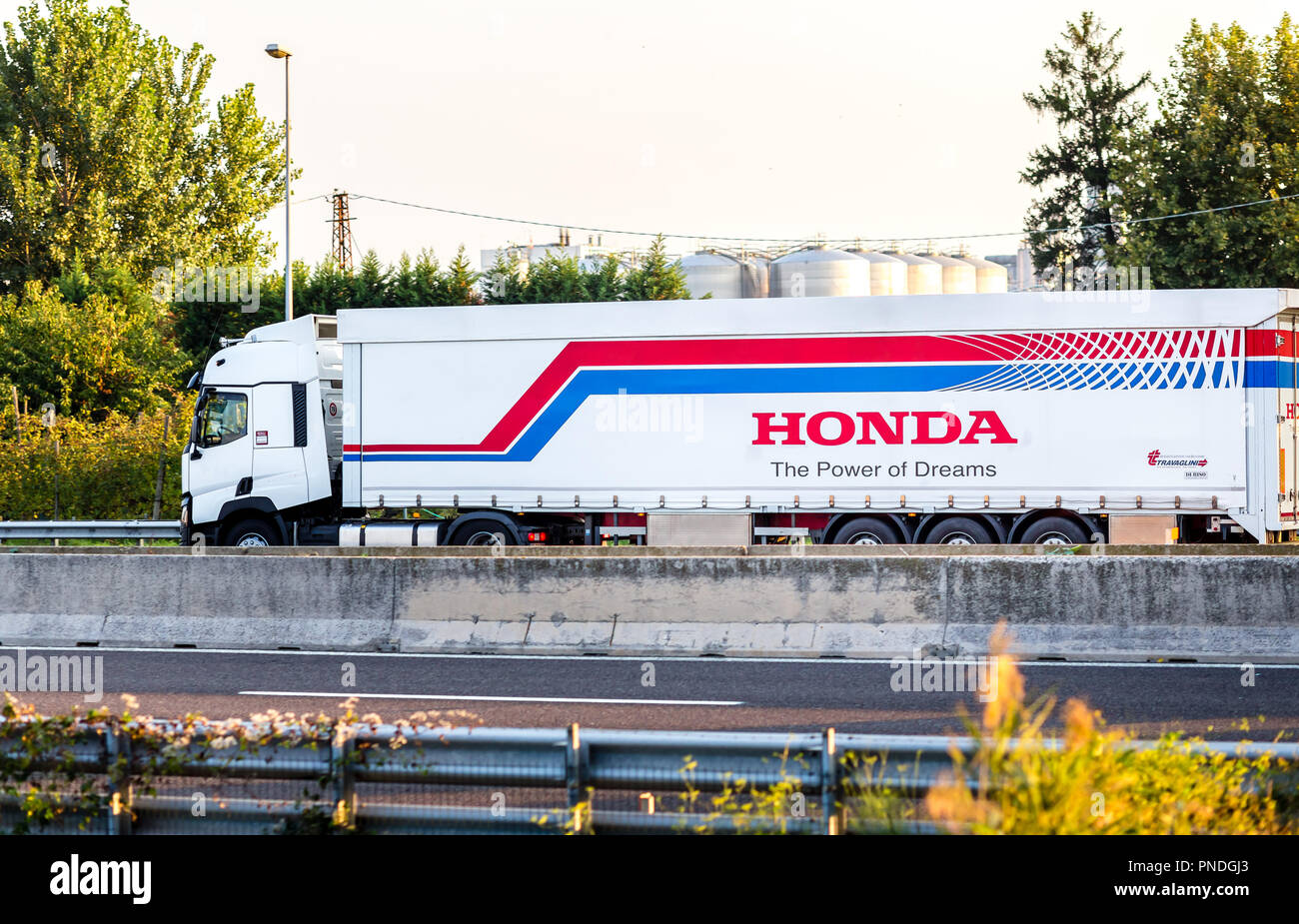 FAENZA (RA), l'Italie - 20 septembre 2018 : chariot avec logo Honda d'exécution sur l'autoroute Banque D'Images FAENZA (RA), l'Italie - 20 septembre 2018 : chariot avec logo Honda d'exécution sur l'autoroute Banque D'Images