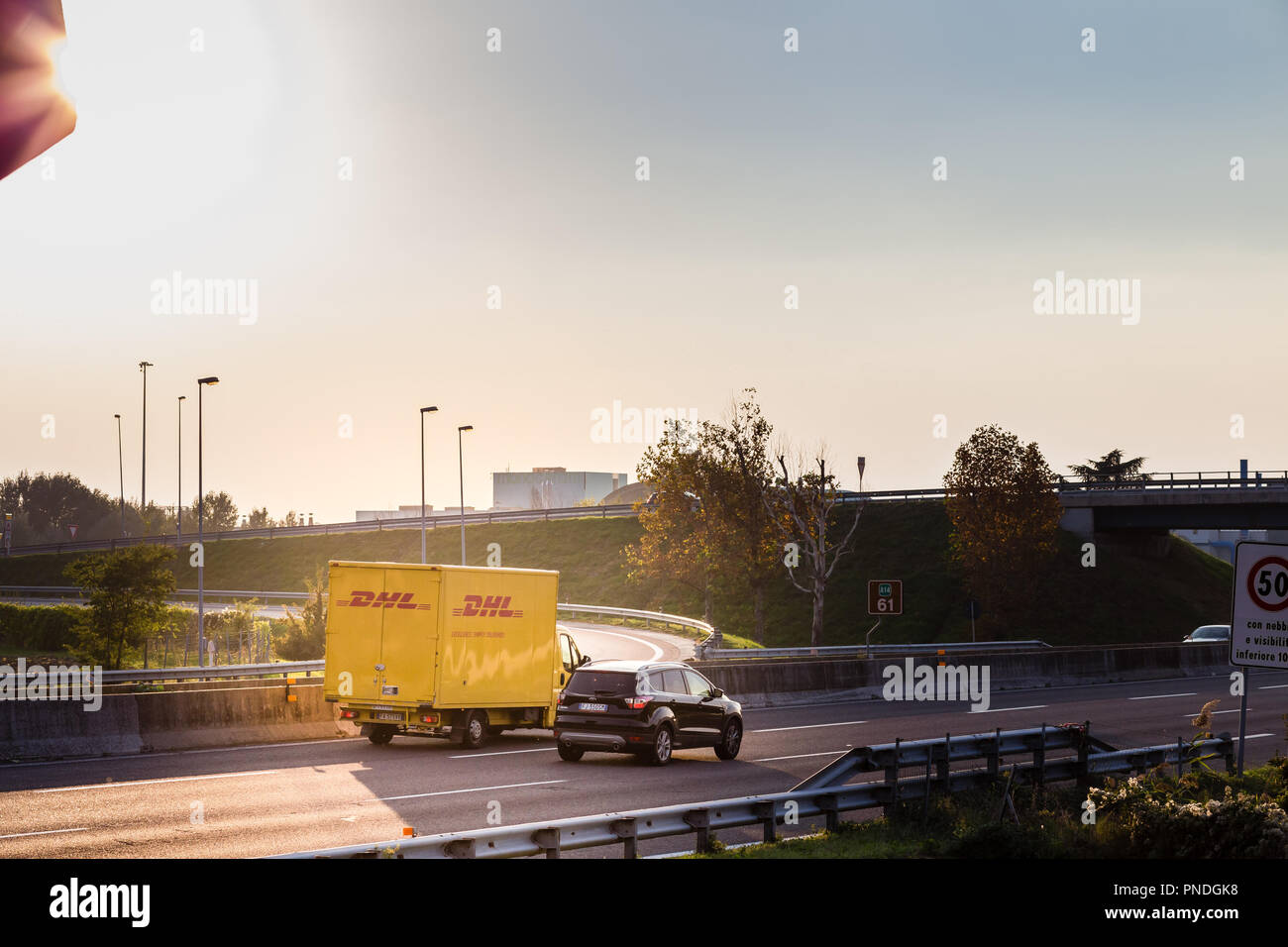 FAENZA (RA), l'Italie - 20 septembre 2018 : van avec logo DHL s'exécutant sur l'autoroute Banque D'Images