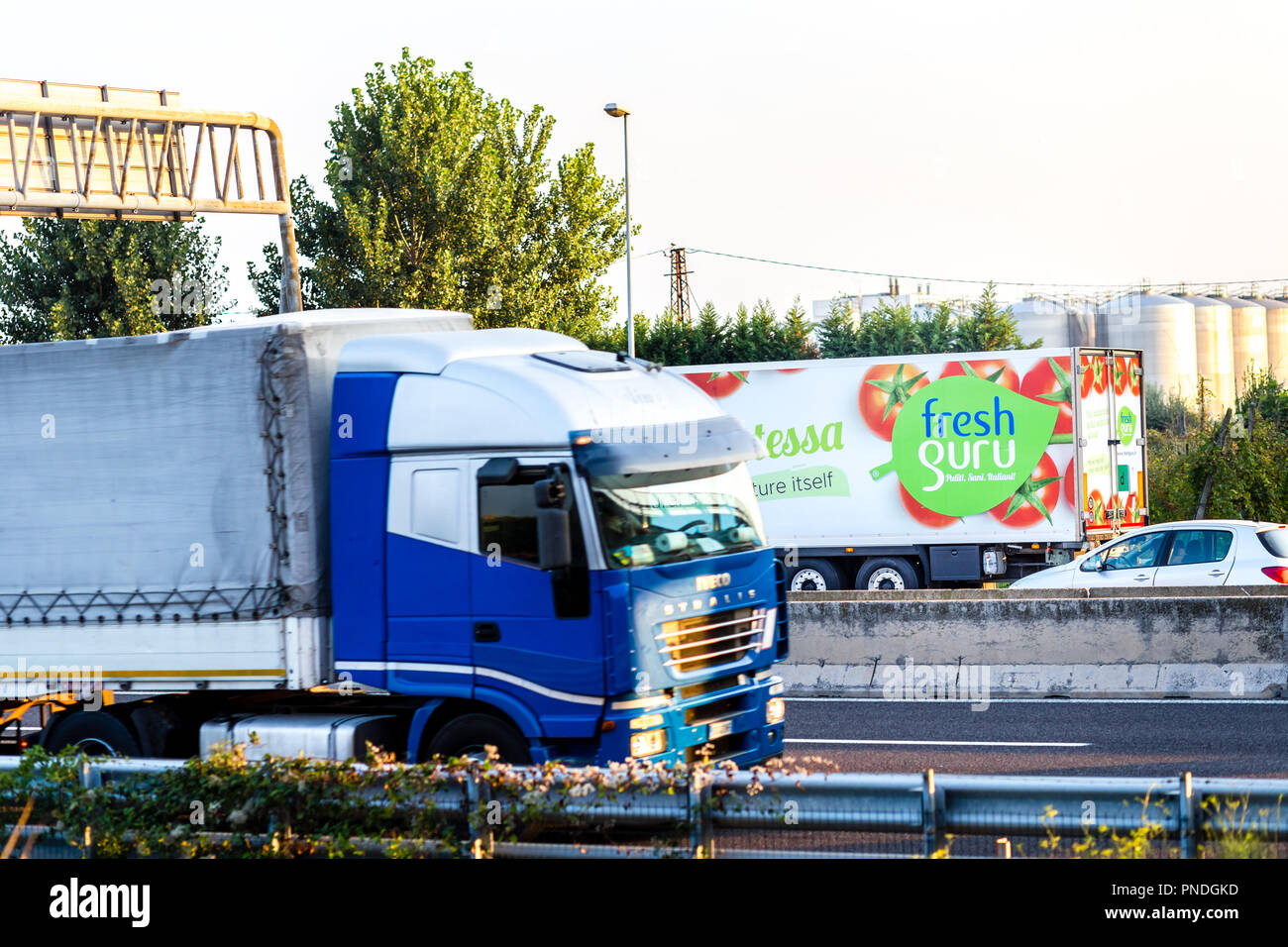 FAENZA (RA), l'Italie - 20 septembre 2018 : chariot avec FRESHGURU s'exécutant sur l'autoroute logo Banque D'Images