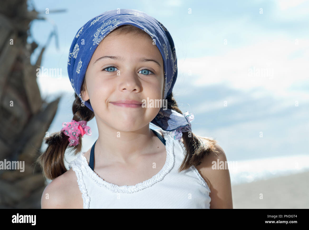 Petite jolie fille dans la plage looking at camera Banque D'Images