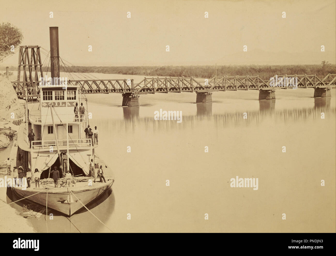 [Pont sur le Colorado Yuma]. Date/période : 1880. L'impression. Épreuve à l'argent. Hauteur : 213 mm (8,38 in) ; Largeur : 306 mm (12.04 in). Auteur : Carleton Watkins. Banque D'Images