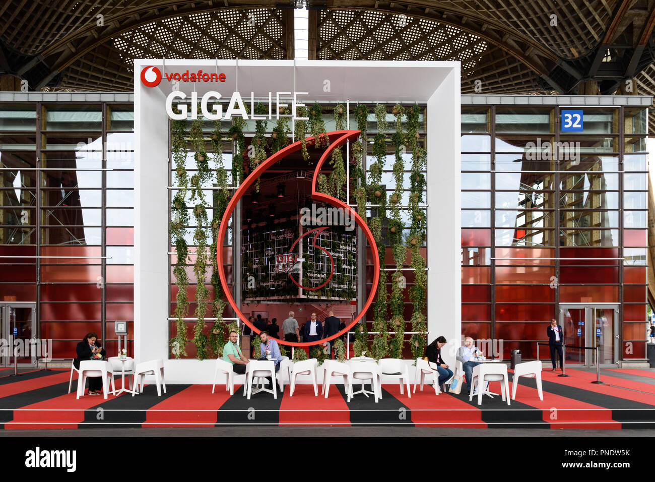 Hanovre, Allemagne - 13 juin 2018 : Pavillon de l'entreprise Vodafone à la piscine en plein air salon du CeBIT 2018. Le CeBIT est le plus grand salon du monde Banque D'Images