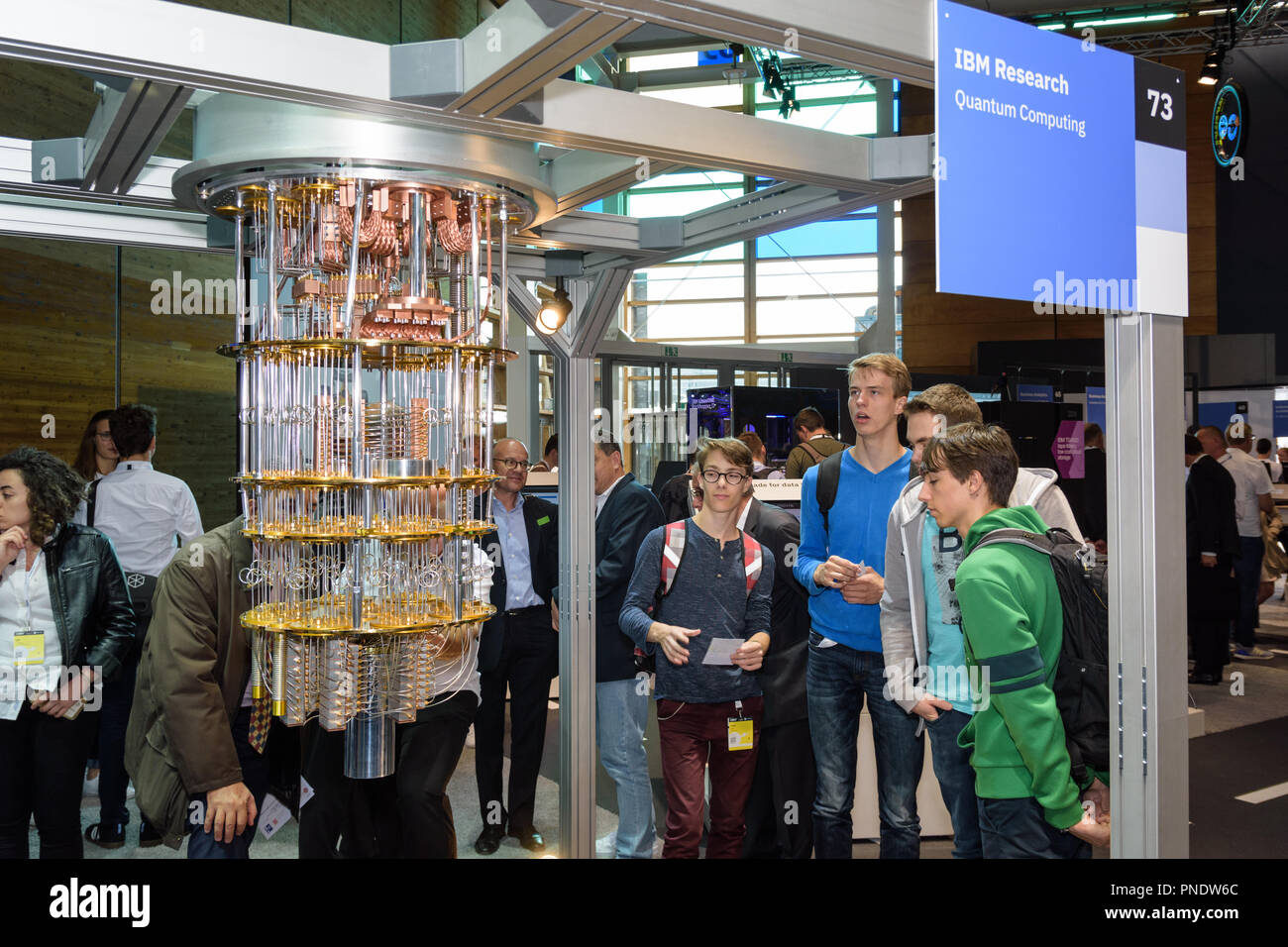 Hanovre, Allemagne - 13 juin 2018 : IBM illustre un modèle d'ordinateur quantique à leur pavillon à CeBIT 2018. Le CeBIT est le plus grand salon du monde Banque D'Images