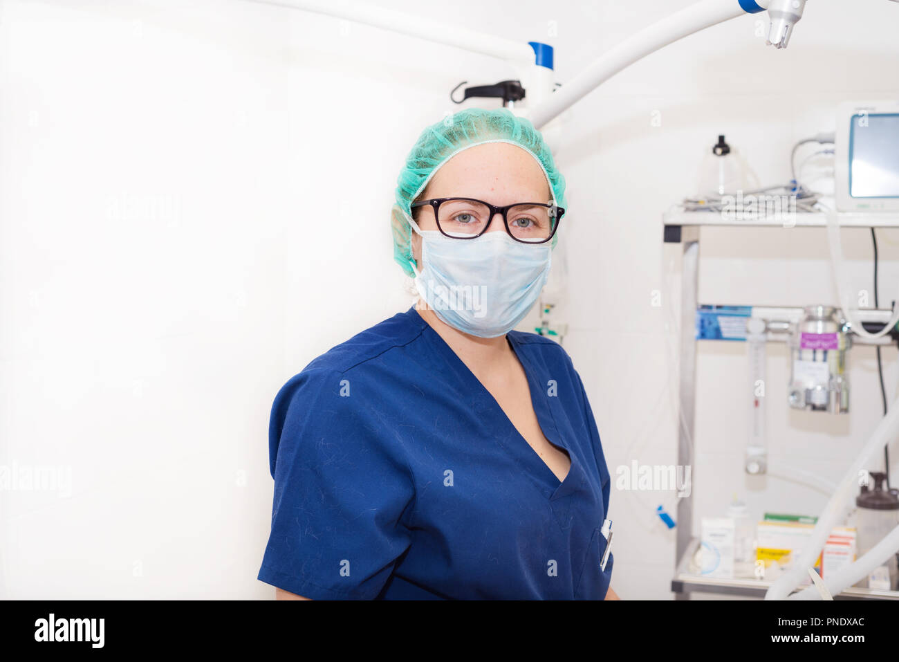 Portrait of nurse avec masque en salle d'opération Banque D'Images