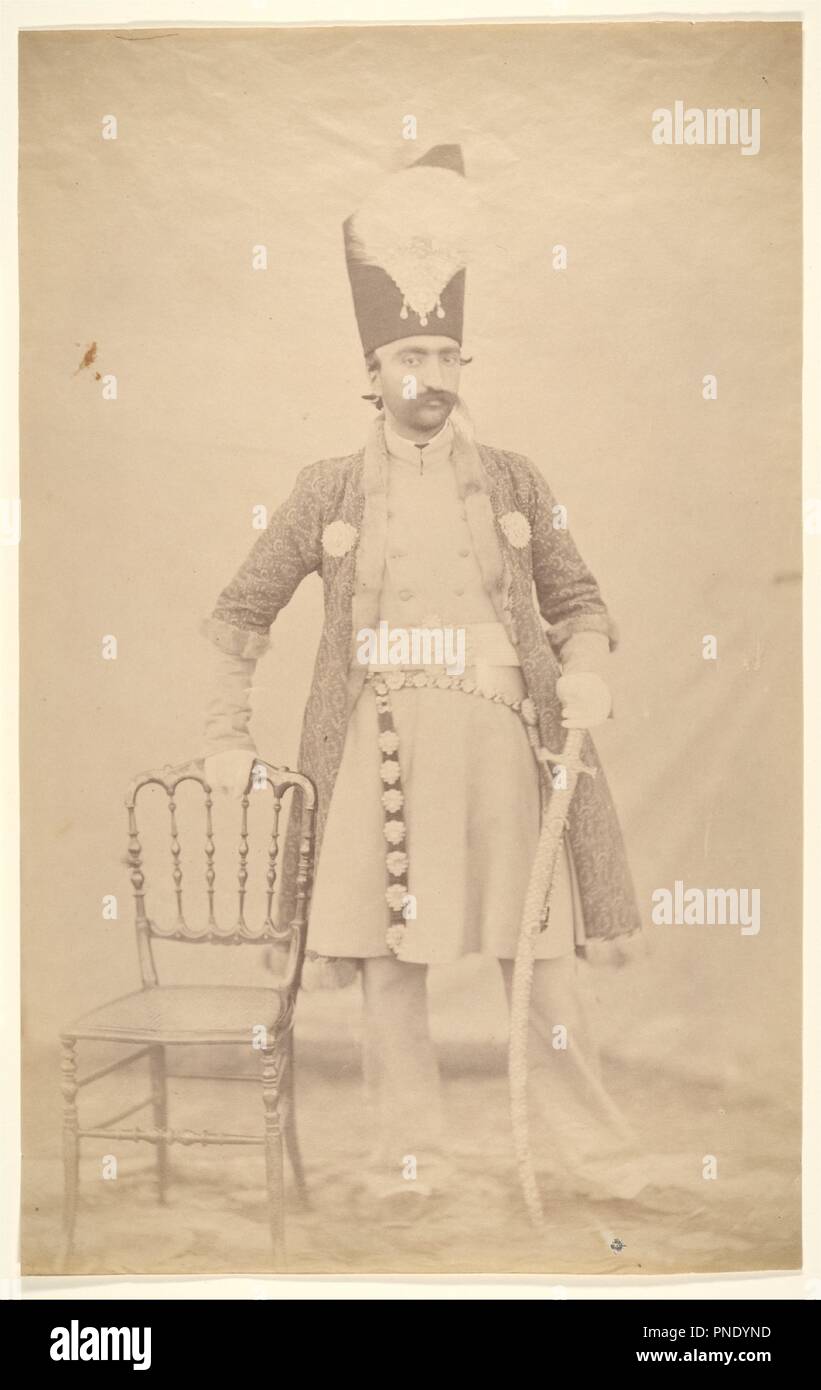 Naser al-Din Shah. Artiste : Inconnu. Dimensions : Image : 33,7 x 21,2 cm (13 1/4 x 8 3/8 in.). Personne en Photographie : Photographie en personne Naser od-Din Shah (iranienne, Téhéran Téhéran 1831-1896). Date : ca. 1852-55. Dans ce portrait officiel de Nasir al-Din Shah (r. 1848-96), il porte un costume soigneusement choisis de manteau de style européen et d'un pantalon avec une robe, et une longue épée pend à sa ceinture. Ces attributs s'accentuer à la fois son raffinement culturel et prouesse militaire. La pratique de la photographie a été prise jusqu'en Iran peu après son invention en Europe, et Nasir al-Din Shah était enth Banque D'Images