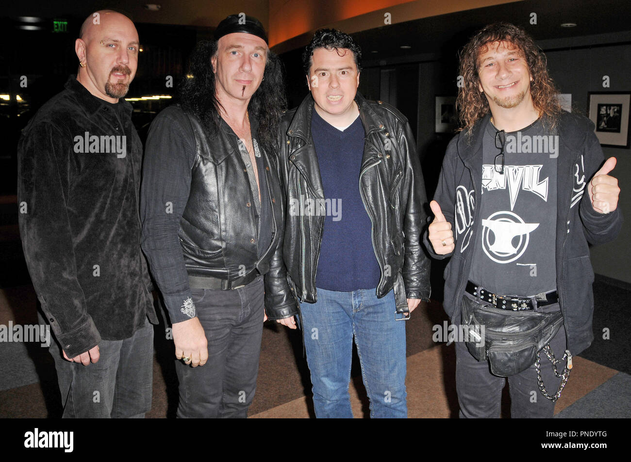 De l'enclume (r) avec le réalisateur Sacha Gervasi (centre) à la Q&A et la réception de célébration de la sortie DVD de "l'histoire d'Anvil enclume' tenue à la WGA à Beverly Hills, CA le jeudi 8 octobre 2009. Photo de Richard Soria/ RPAC /fichier PictureLux SachaGervasiAnvil01 #  Référence 10809RPAC pour un usage éditorial uniquement - Tous droits réservés Banque D'Images