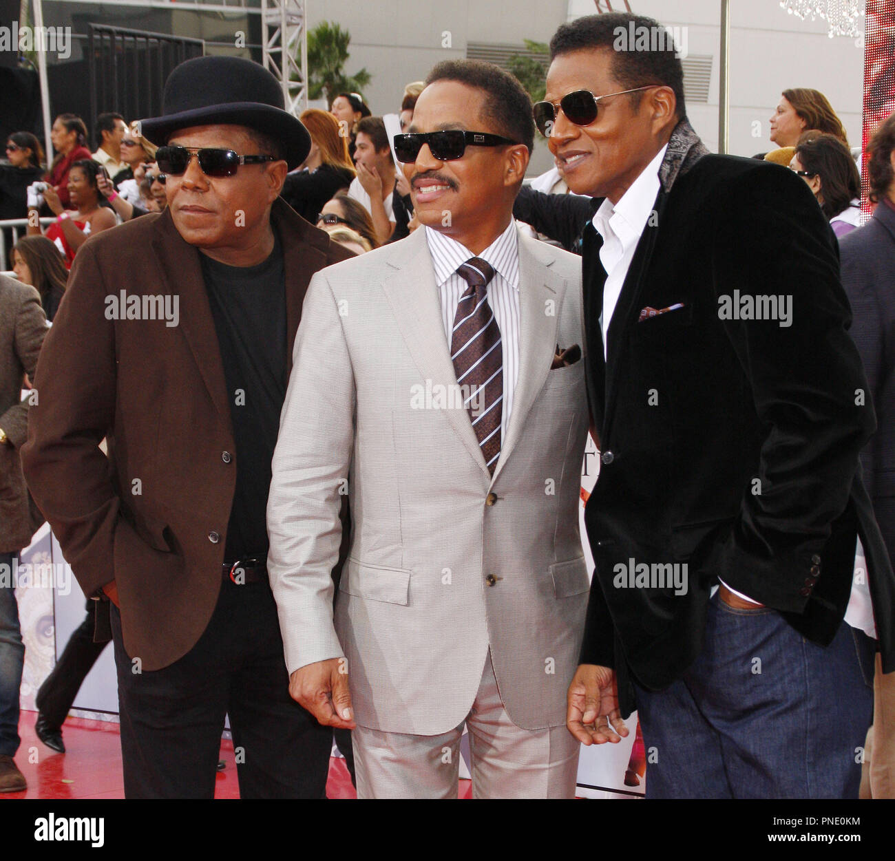 Tito Jackson, Marlon Jackson & Jackie Jackson arrivant à la première de Los Angeles Michael Jackson's La rencontre s'est tenue au Nokia Theatre de Los Angeles, CA. L'événement a eu lieu le mardi 27 octobre 2009. Photo par : Pedro Ulayan Pacifique Photo Presse. / PictureLux TitoJackson #  de référence Fichier MarlonJackson  102709 JackieJackson 1RPAC pour un usage éditorial uniquement - Tous droits réservés Banque D'Images