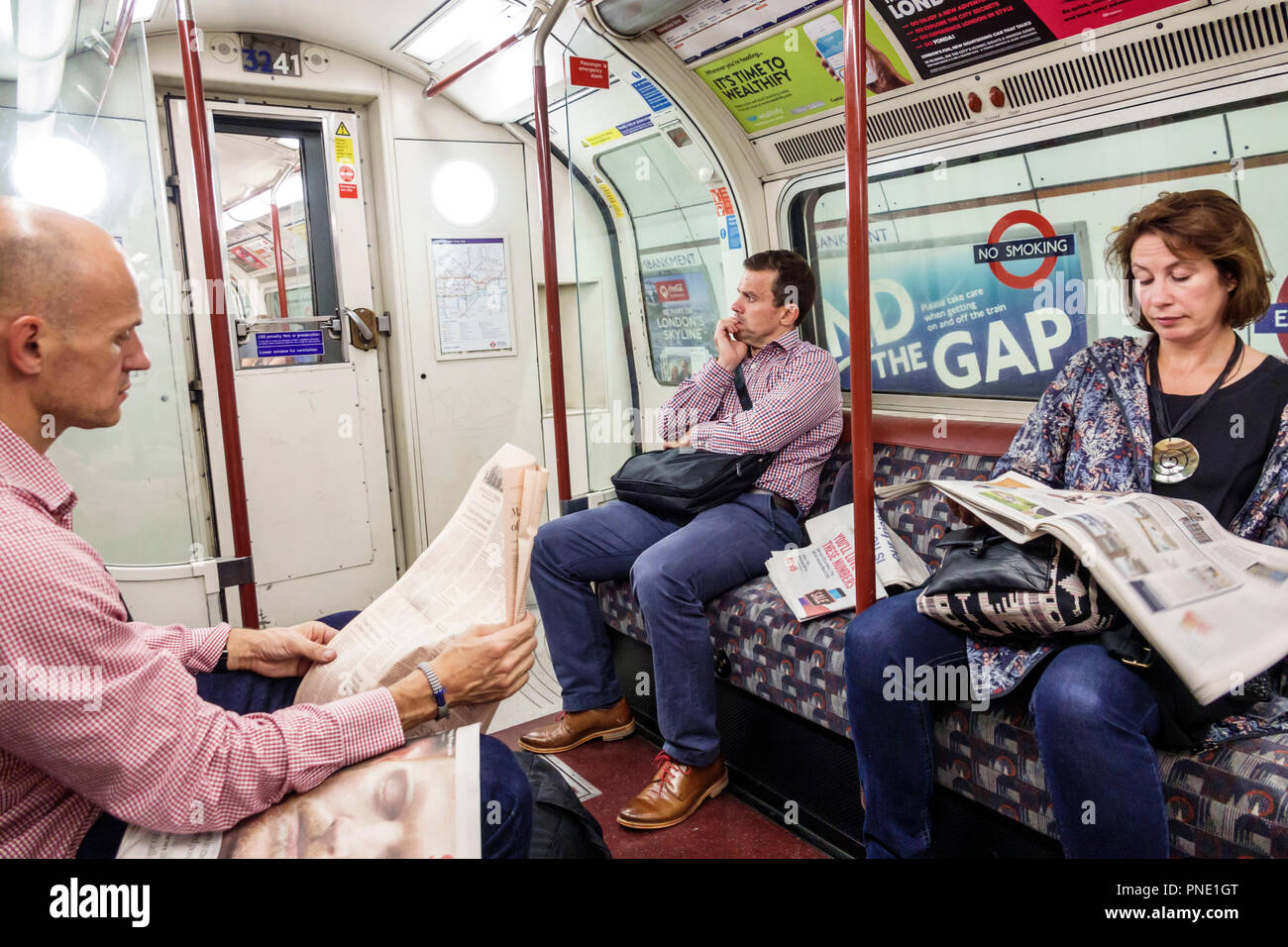 Londres Angleterre,Royaume-Uni,Charing Cross métro Station métro tube métro, transport de masse train, intérieur intérieur, femme femmes, homme hommes hommes Banque D'Images