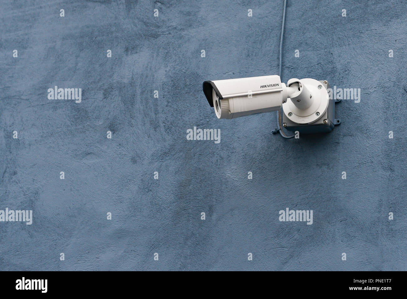 Une caméra de surveillance vidéo Hikvision monté sur un mur extérieur d'un  bâtiment Photo Stock - Alamy