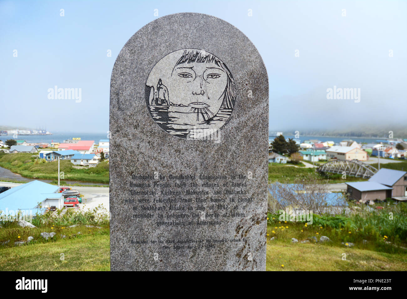 Un monument commémorant l'internement forcé et mort de Unangan résidents des îles Aléoutiennes dans la seconde guerre mondiale, dans la région de Unalaska, Alaska, USA. Banque D'Images