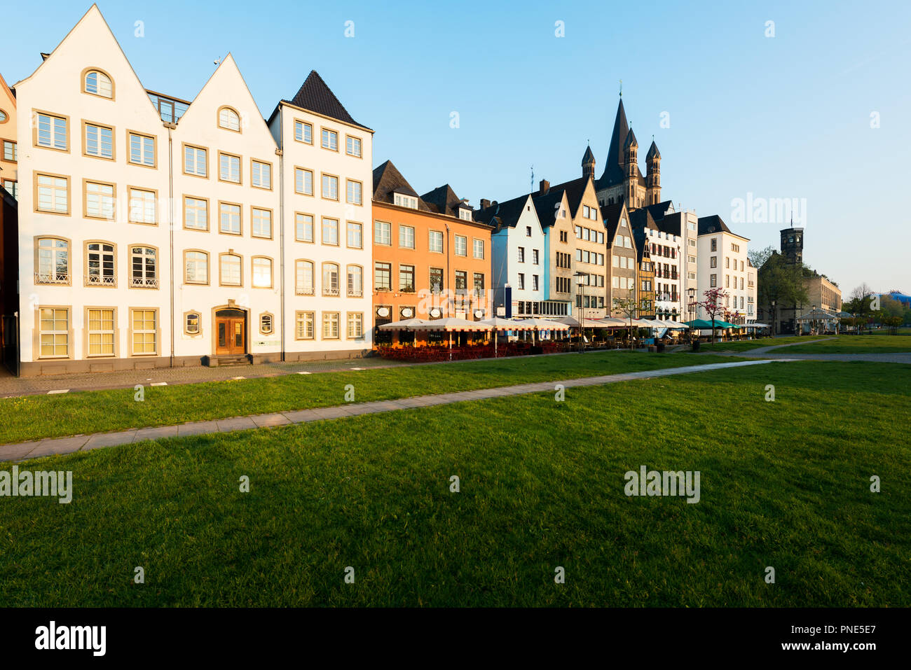 Maisons et park à Cologne, Allemagne. Beaucoup d'entre eux sont très colorés, ils font face à un parc public avec l'herbe verte et des arbres. Il y a un bel Cologne Banque D'Images Maisons et park à Cologne, Allemagne. Beaucoup d'entre eux sont très colorés, ils font face à un parc public avec l'herbe verte et des arbres. Il y a un bel Cologne Banque D'Images