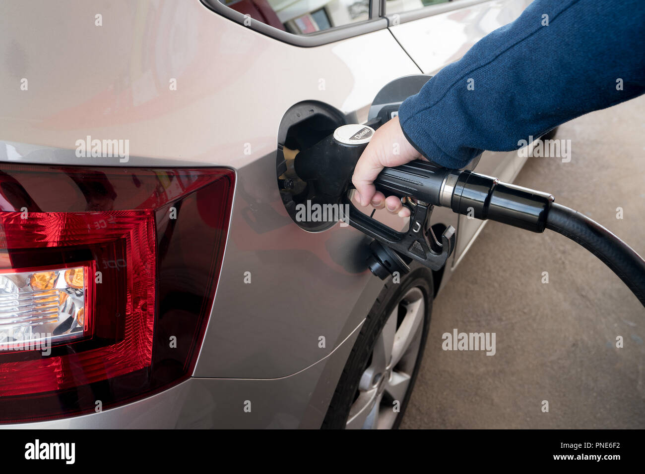 Pompage de carburant diesel pour les moteurs diesel en voiture à la station d'essence. Banque D'Images