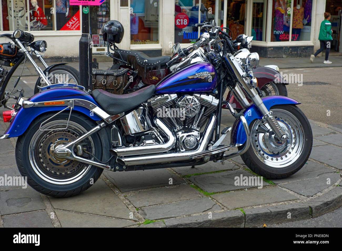 Harley custom stationné sur la Place du marché à Wells, Somerset, UK Banque D'Images
