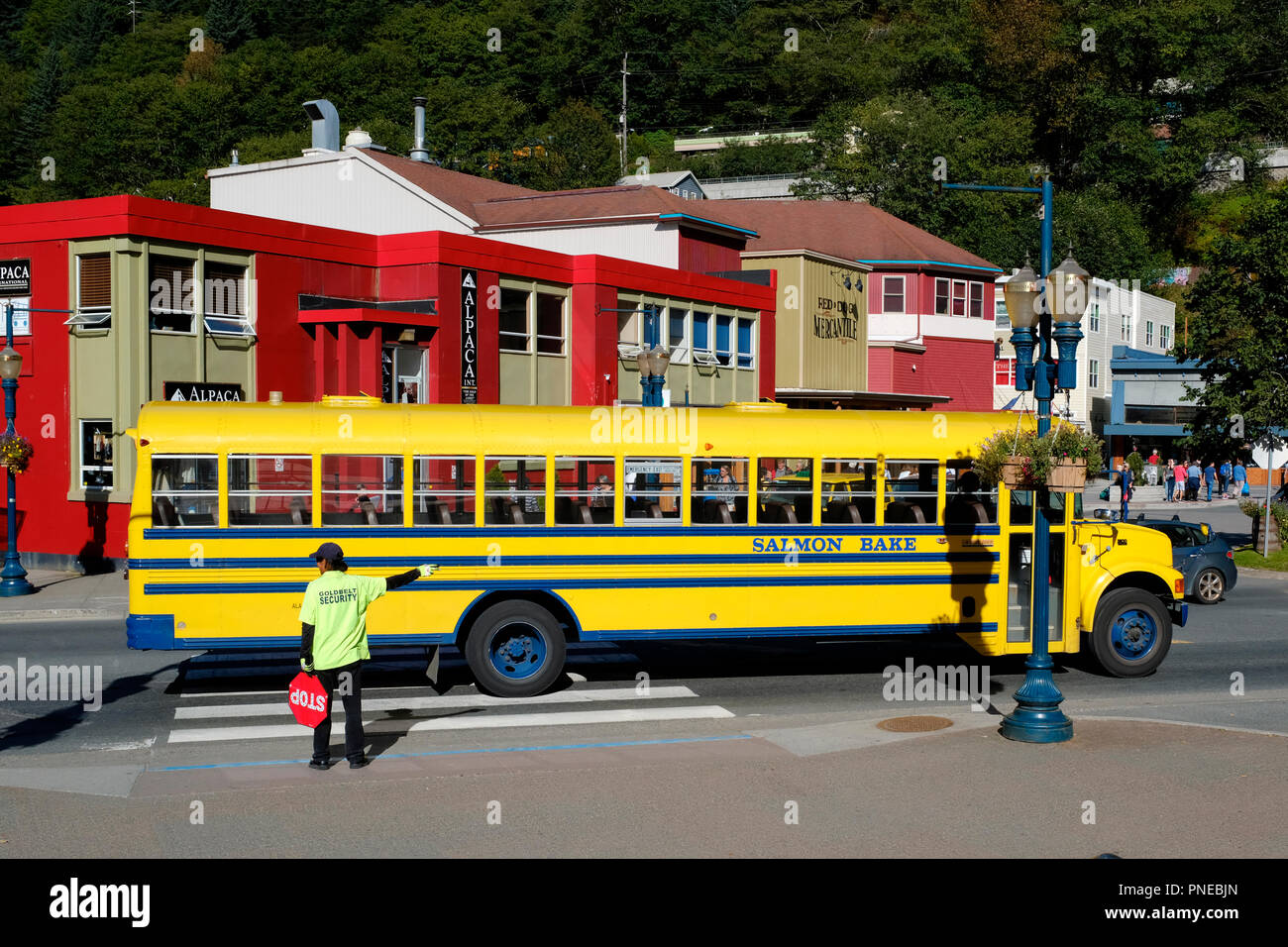 Autobus scolaire jaune en tenant les touristes à un saumon au four à Juneau, Alaska Banque D'Images