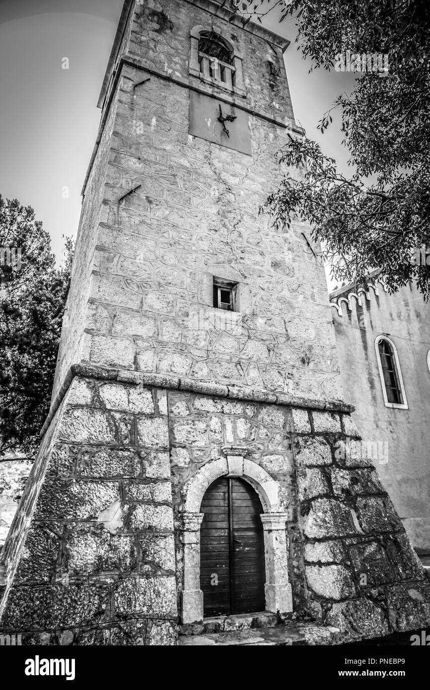 La vieille église rustique de la Sainte Trinité à Punat sur l'île croate de Krk, dans la mer Adriatique Banque D'Images