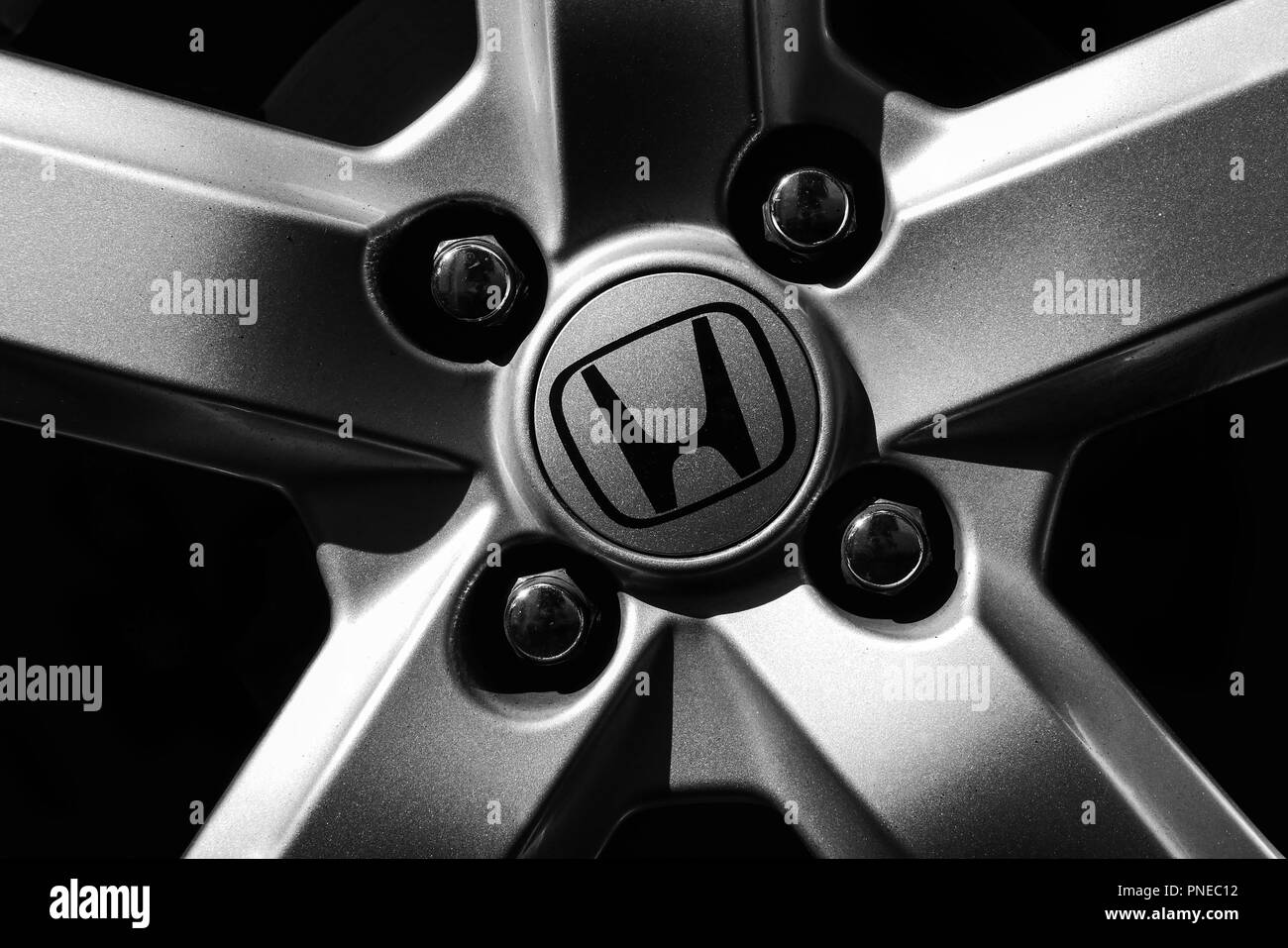 Kuala Lumpur, Malaisie - Juin 30,2017 : Close up de la roue de voiture Honda en noir et blanc. Banque D'Images