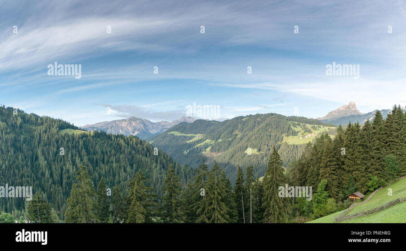 La Dolomite panorama paysage de montagne en Alta Badia avec des vallées verdoyantes et des forêts et sommets de montagnes derrière Banque D'Images
