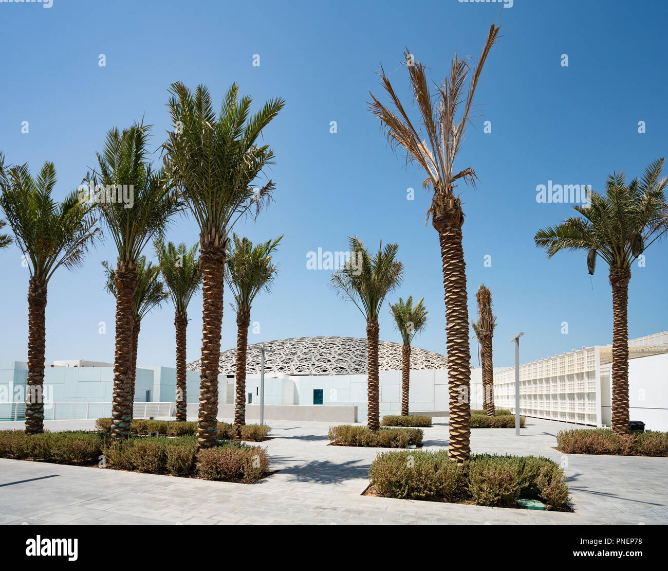 Vue extérieure du Louvre Abou Dhabi à l'île de Saadiyat Cultural District à Abu Dhabi, EAU. L'architecte Jean Nouvel Banque D'Images