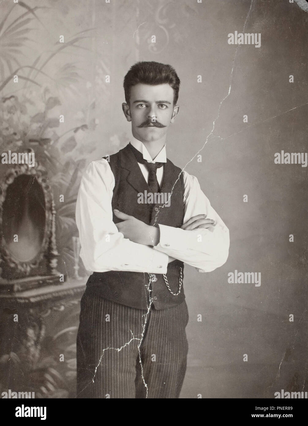 L'auto-portrait. Date/période : 1920. Photographie. Tirage argentique sur papier argent de bromure de méthyle de la gélatine d'argent sur papier. Auteur : Guillermo Kahlo. Banque D'Images