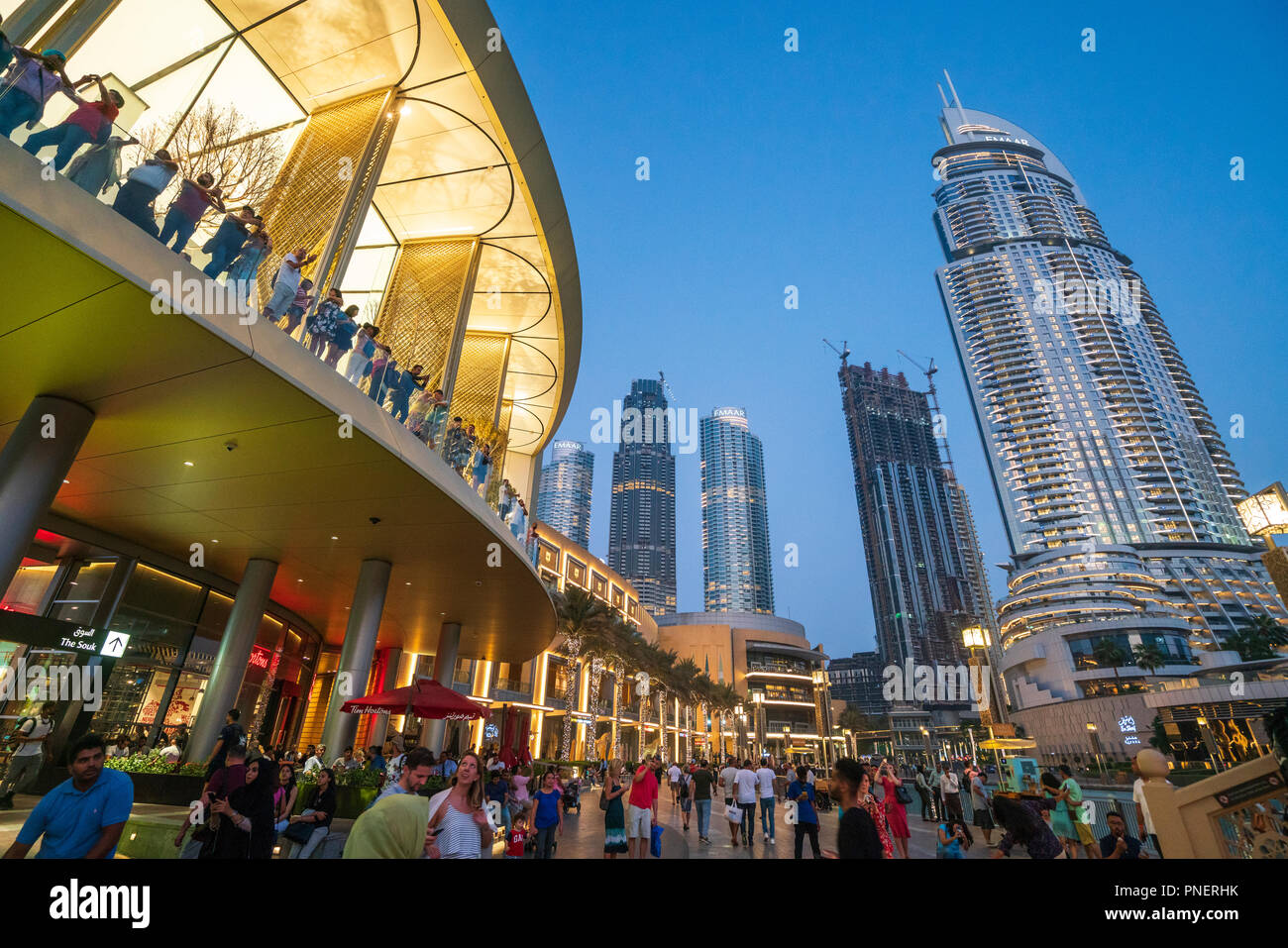 Soirée des foules de gens au Dubaï Mall à Dubaï, Émirats arabes unis. Banque D'Images