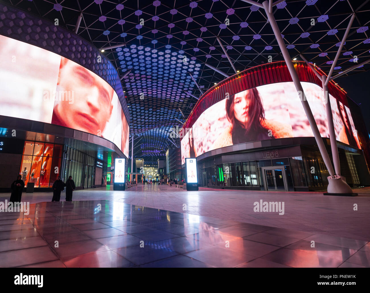 Nuit à la nouvelle ville moderne à pied du quartier commercial à Dubaï, Émirats arabes unis. Banque D'Images