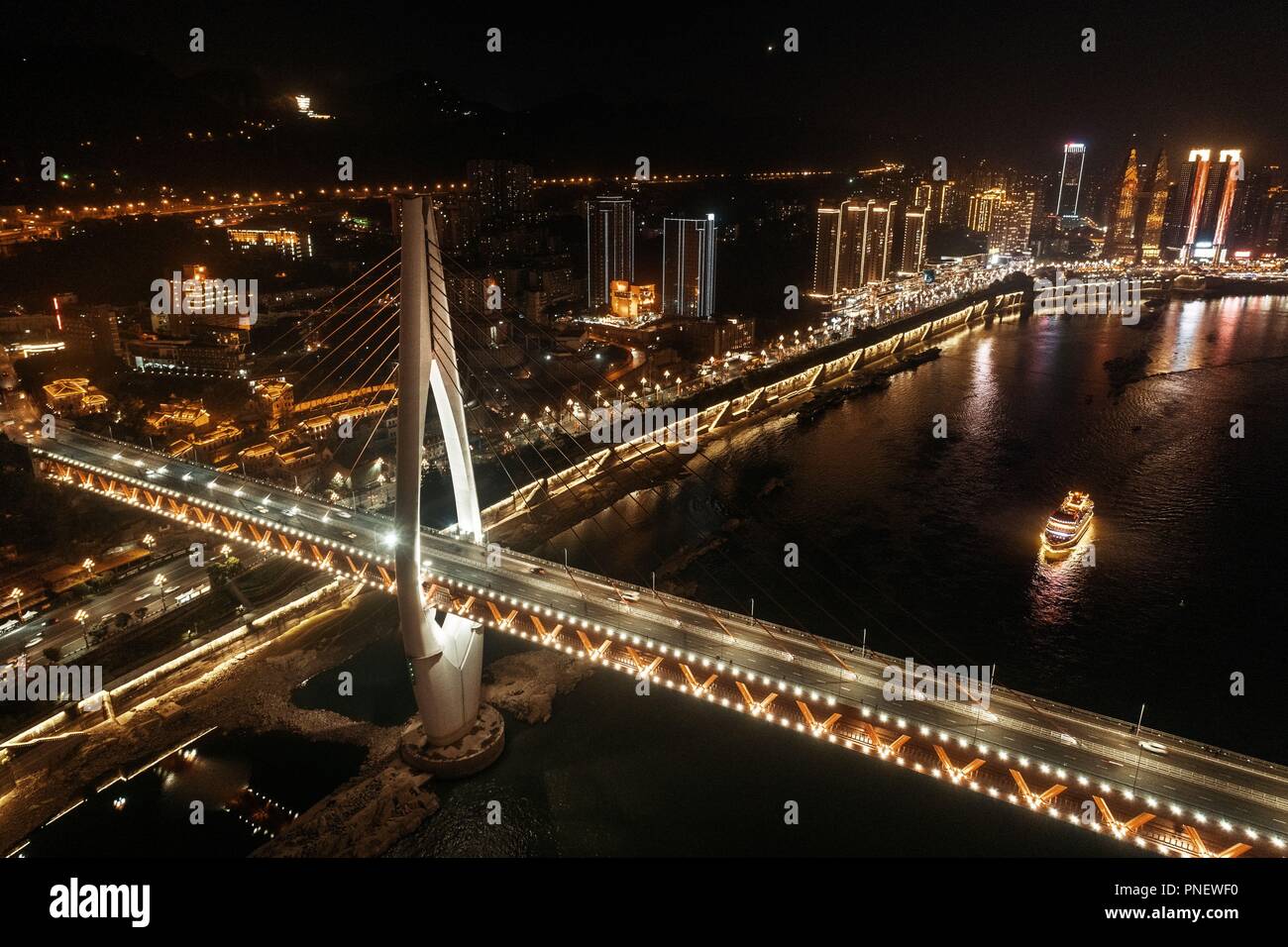 Vue aérienne du pont et de l'architecture urbaine de la ville de nuit à Chongqing, Chine. Banque D'Images