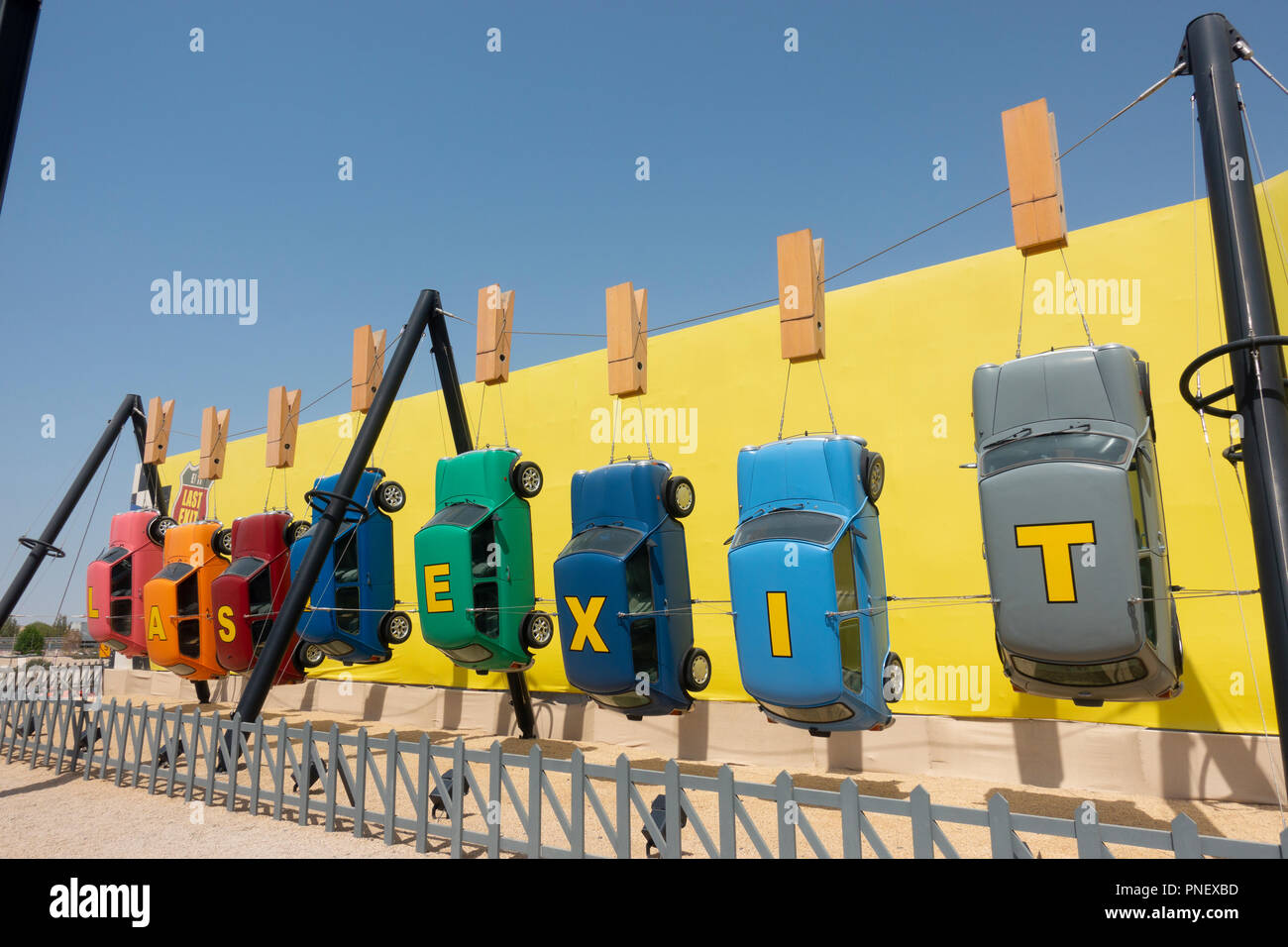 Vue d'une dernière sortie à thème américain fast-food drive-thru de service routier arrêt sur l'autoroute E11 entre Abu Dhabi et Dubaï, Émirats arabes unis, Émirats arabes unis Banque D'Images