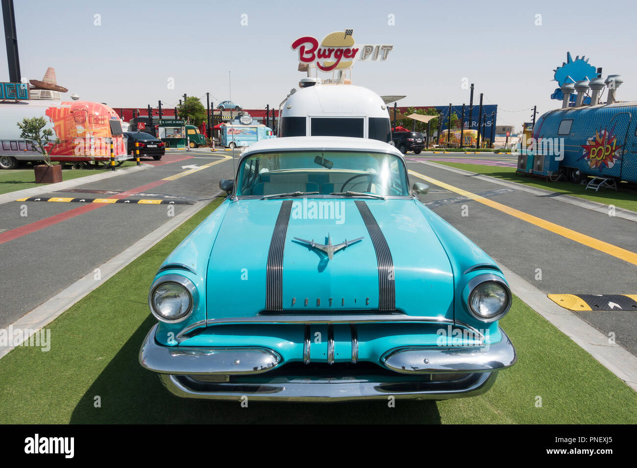 Vue d'une dernière sortie à thème américain fast-food drive-thru de service routier arrêt sur l'autoroute E11 entre Abu Dhabi et Dubaï, Émirats arabes unis, Émirats arabes unis Banque D'Images