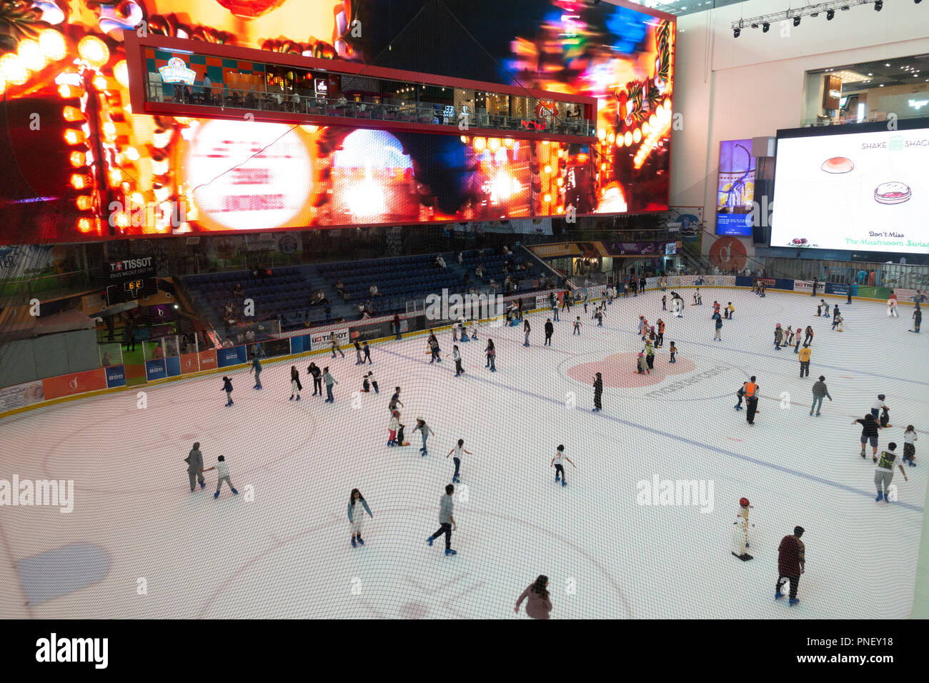 Patinoire à l'intérieur de centre commercial de DUBAÏ, ÉMIRATS ARABES UNIS Banque D'Images